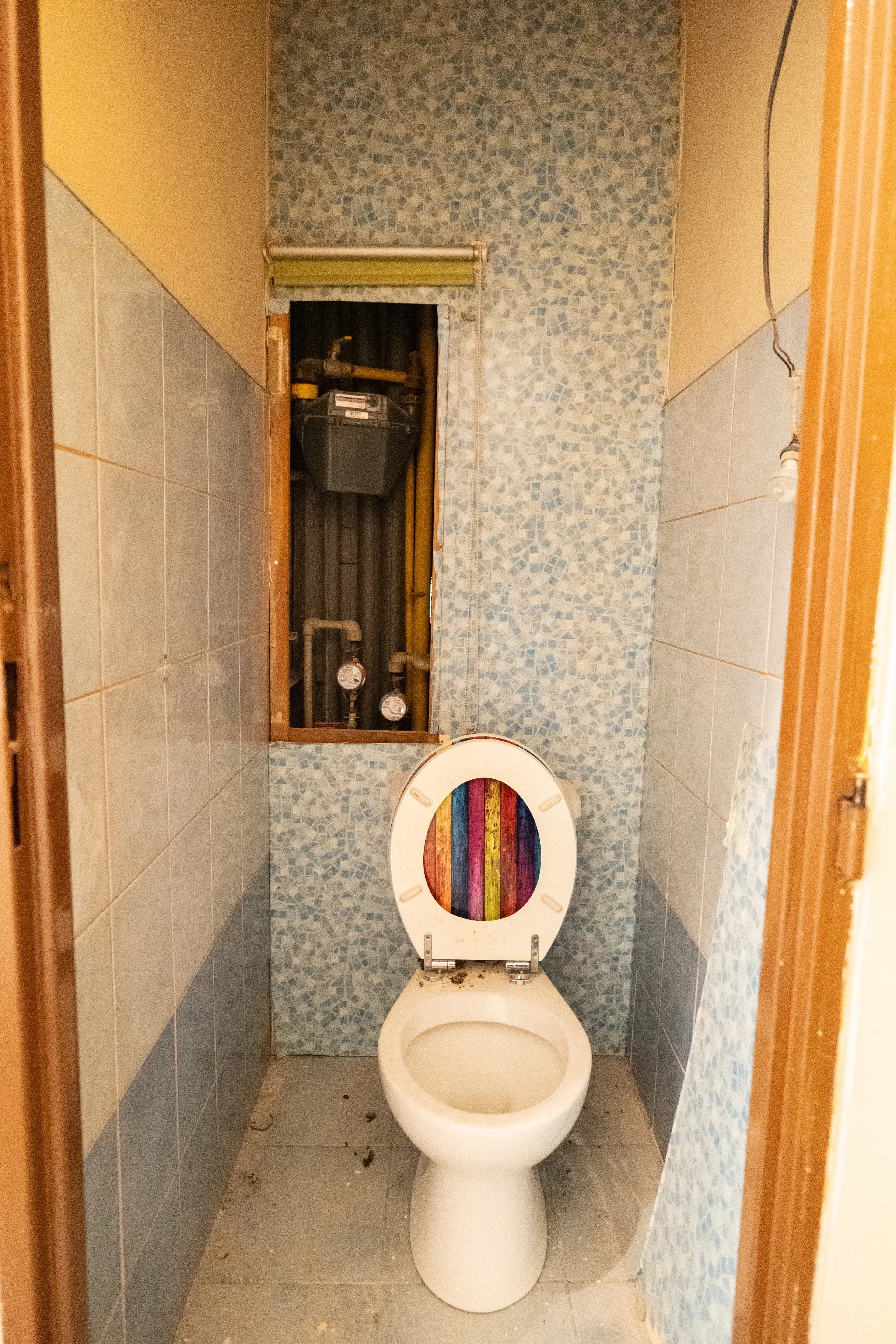 Moderná kancelária v minimalistickom štýle s elegantnými pracovnými stolmi a prírodnými materiálmi.