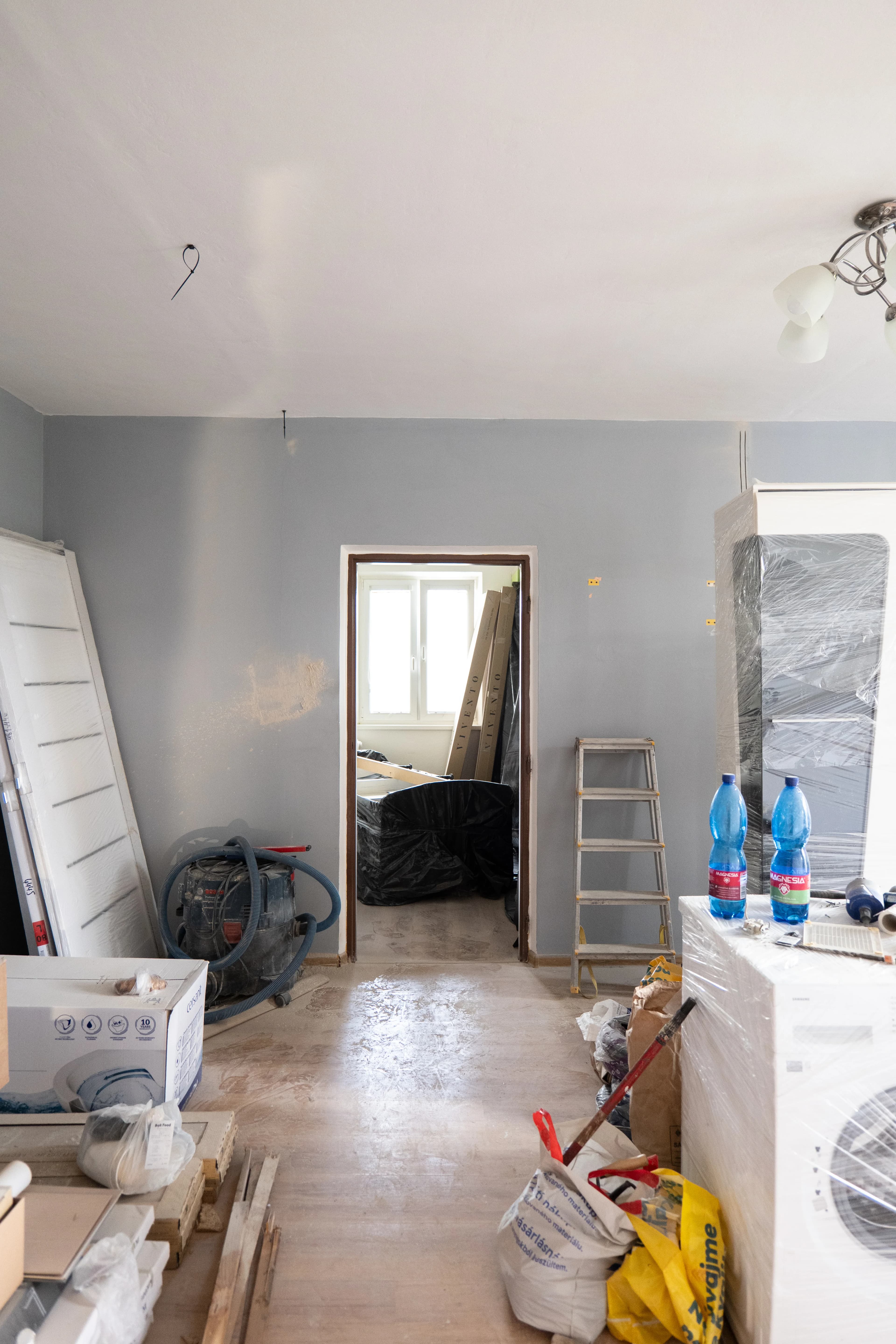 Moderná kancelária v minimalistickom štýle s elegantnými pracovnými stolmi a prírodnými materiálmi.