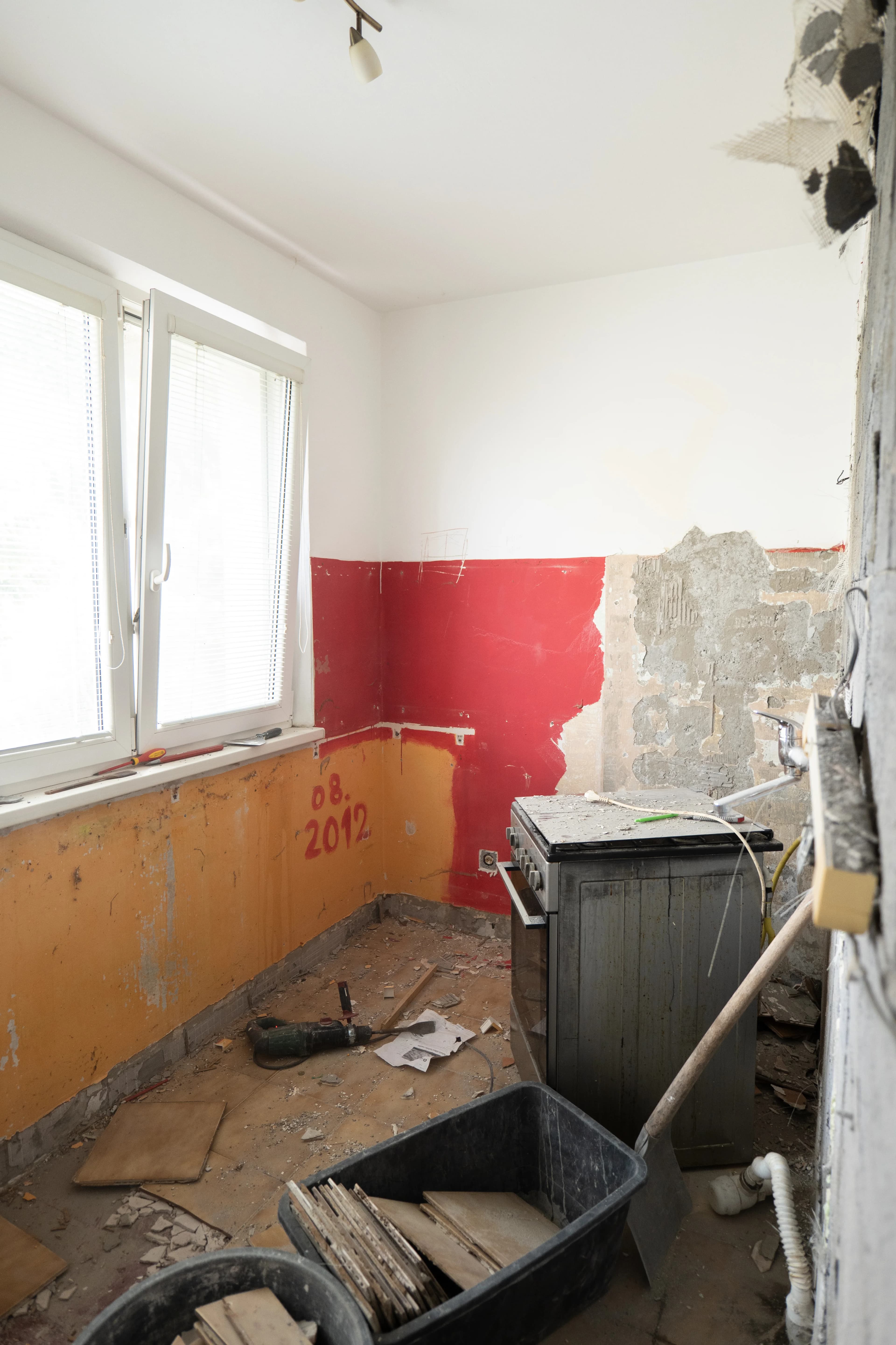 Moderná kancelária v minimalistickom štýle s elegantnými pracovnými stolmi a prírodnými materiálmi.