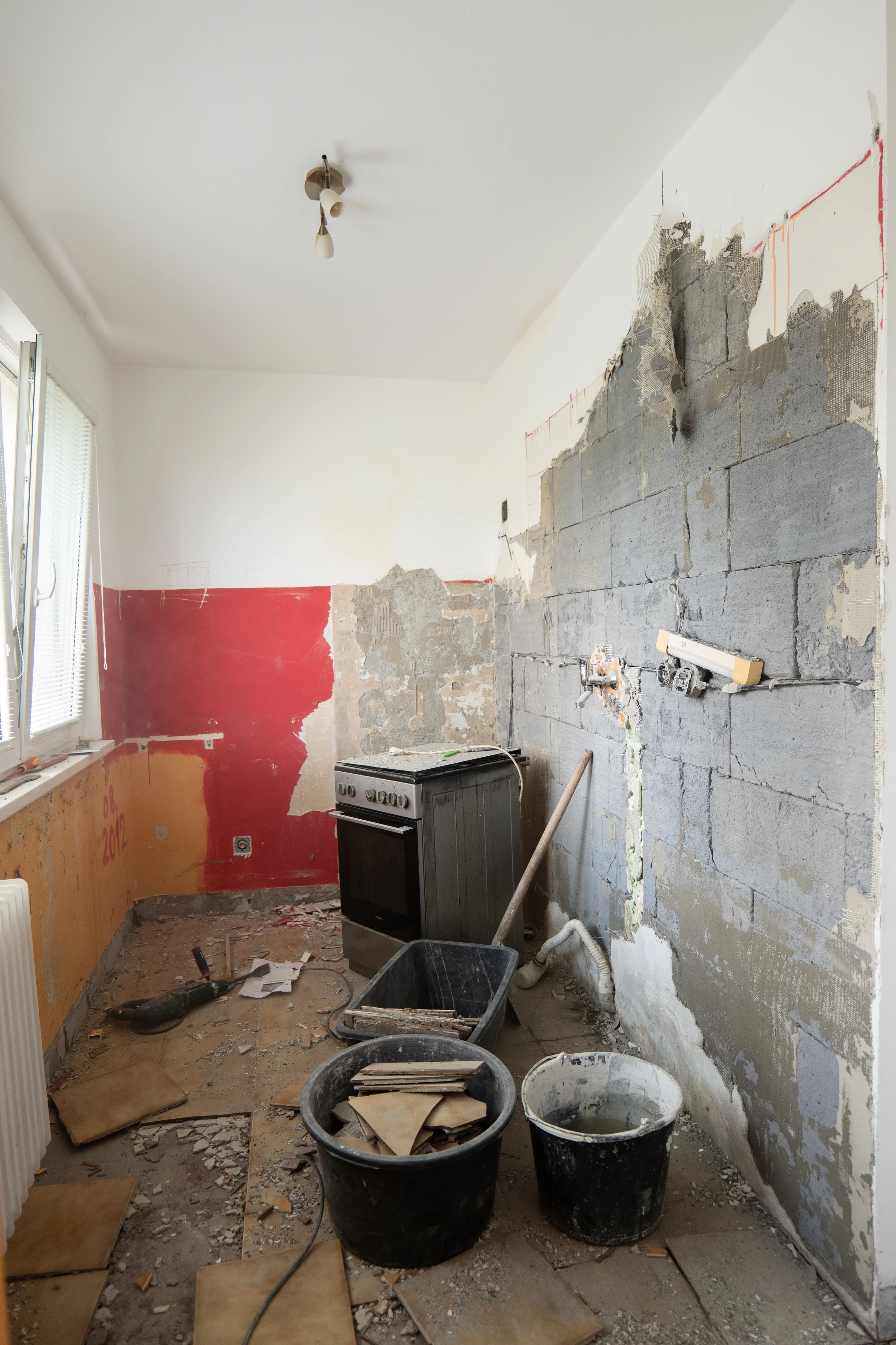 Moderná kancelária v minimalistickom štýle s elegantnými pracovnými stolmi a prírodnými materiálmi.