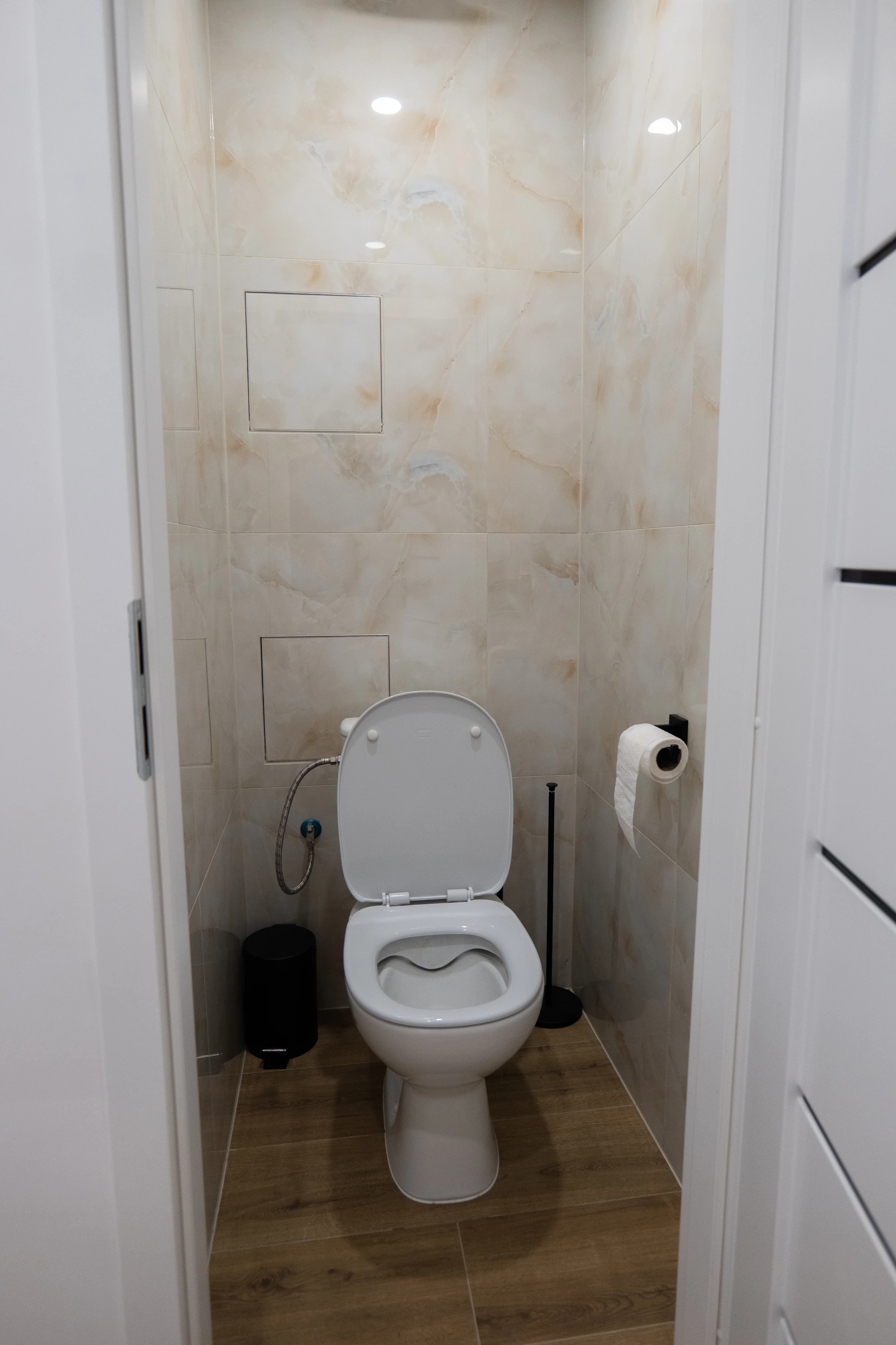 Moderná kancelária v minimalistickom štýle s elegantnými pracovnými stolmi a prírodnými materiálmi.