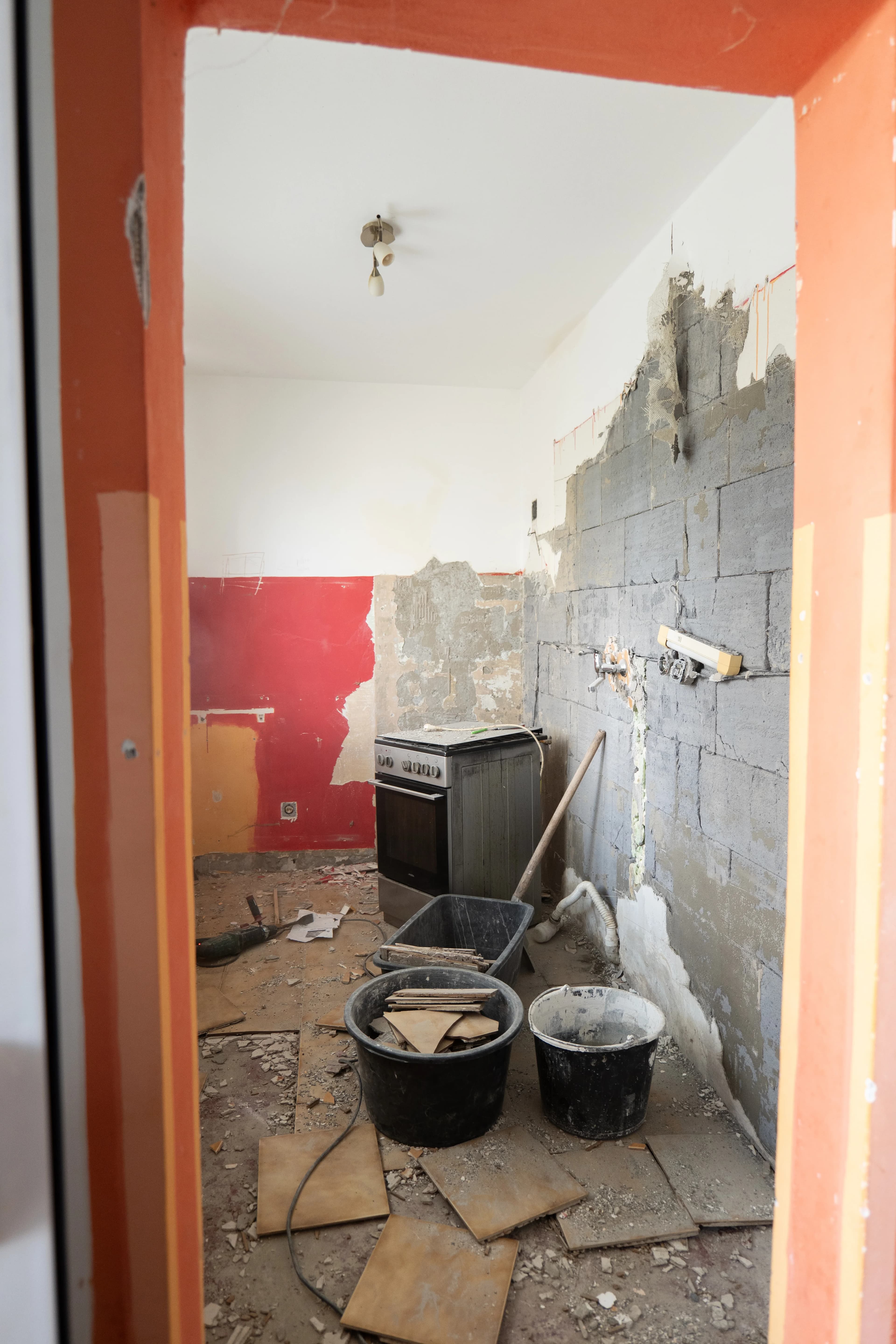 Moderná kancelária v minimalistickom štýle s elegantnými pracovnými stolmi a prírodnými materiálmi.