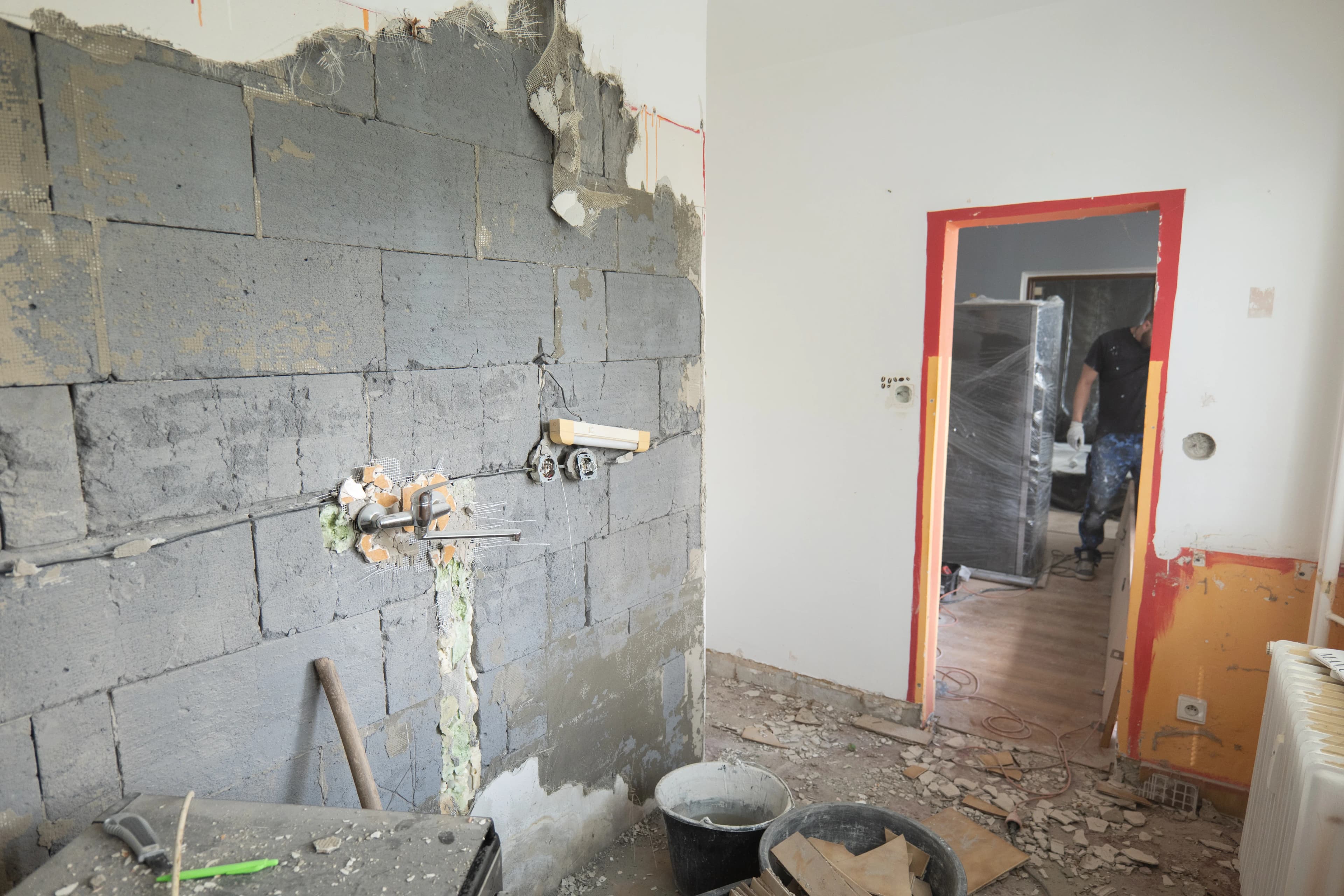 Moderná kancelária v minimalistickom štýle s elegantnými pracovnými stolmi a prírodnými materiálmi.