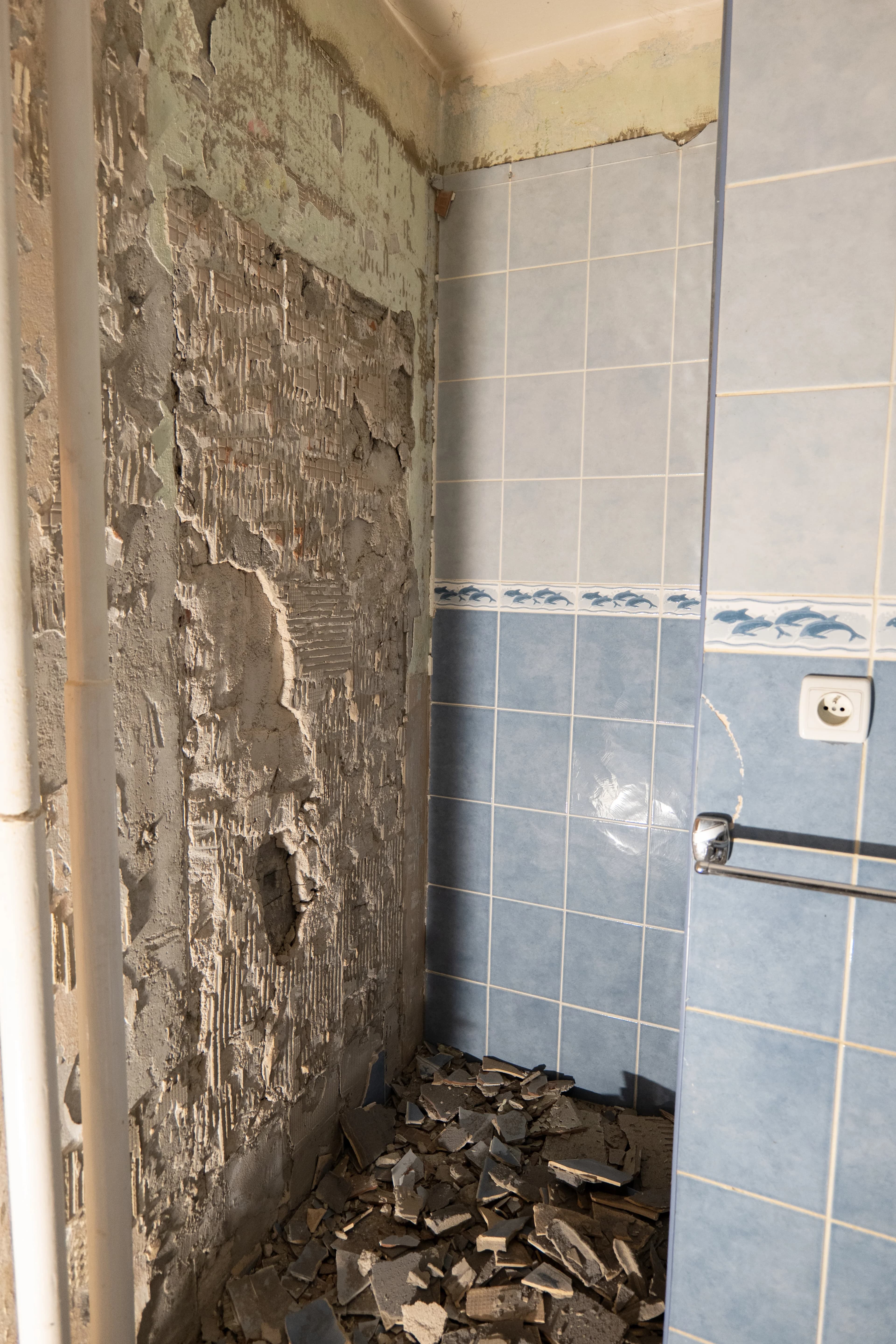 Moderná kancelária v minimalistickom štýle s elegantnými pracovnými stolmi a prírodnými materiálmi.