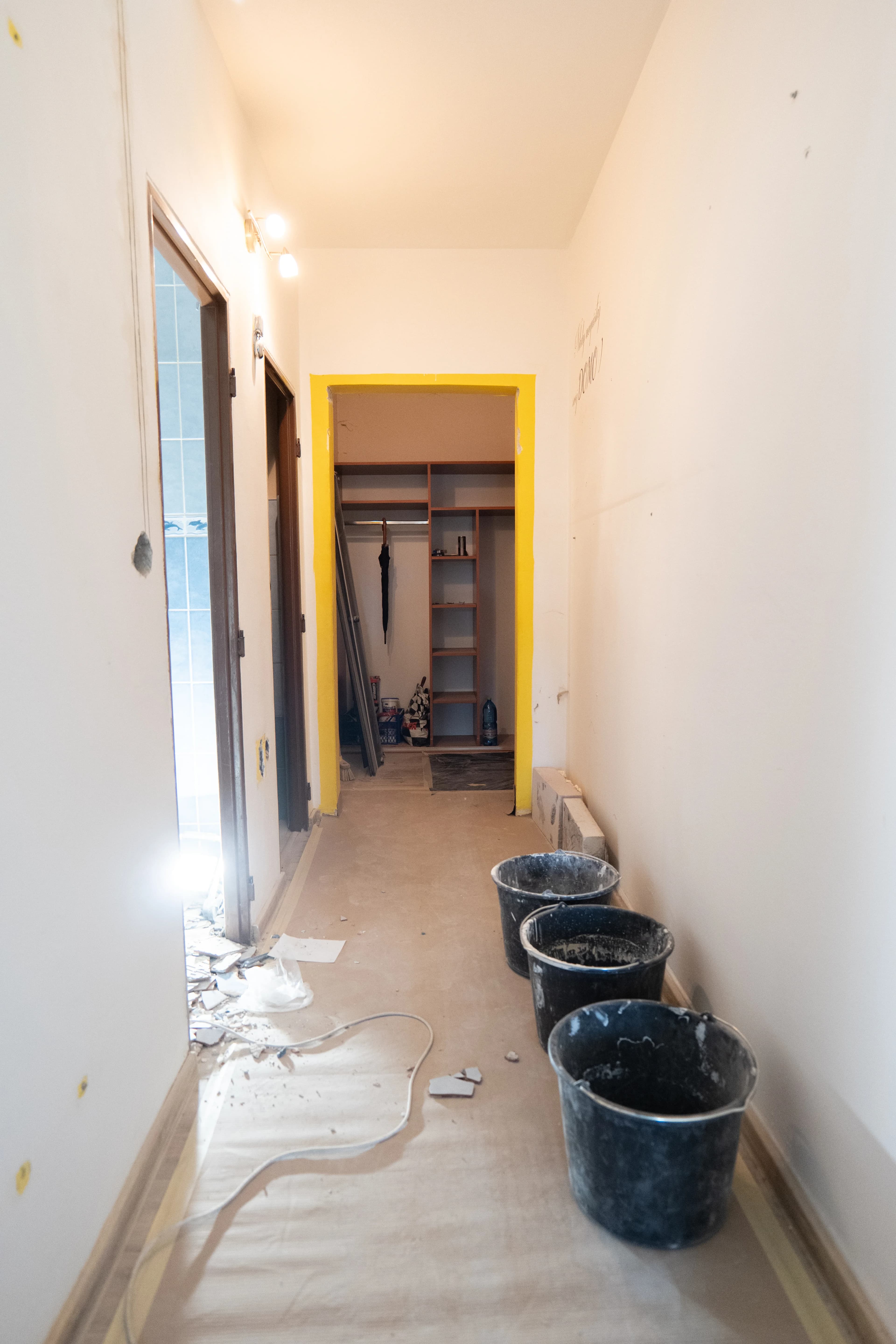 Moderná kancelária v minimalistickom štýle s elegantnými pracovnými stolmi a prírodnými materiálmi.