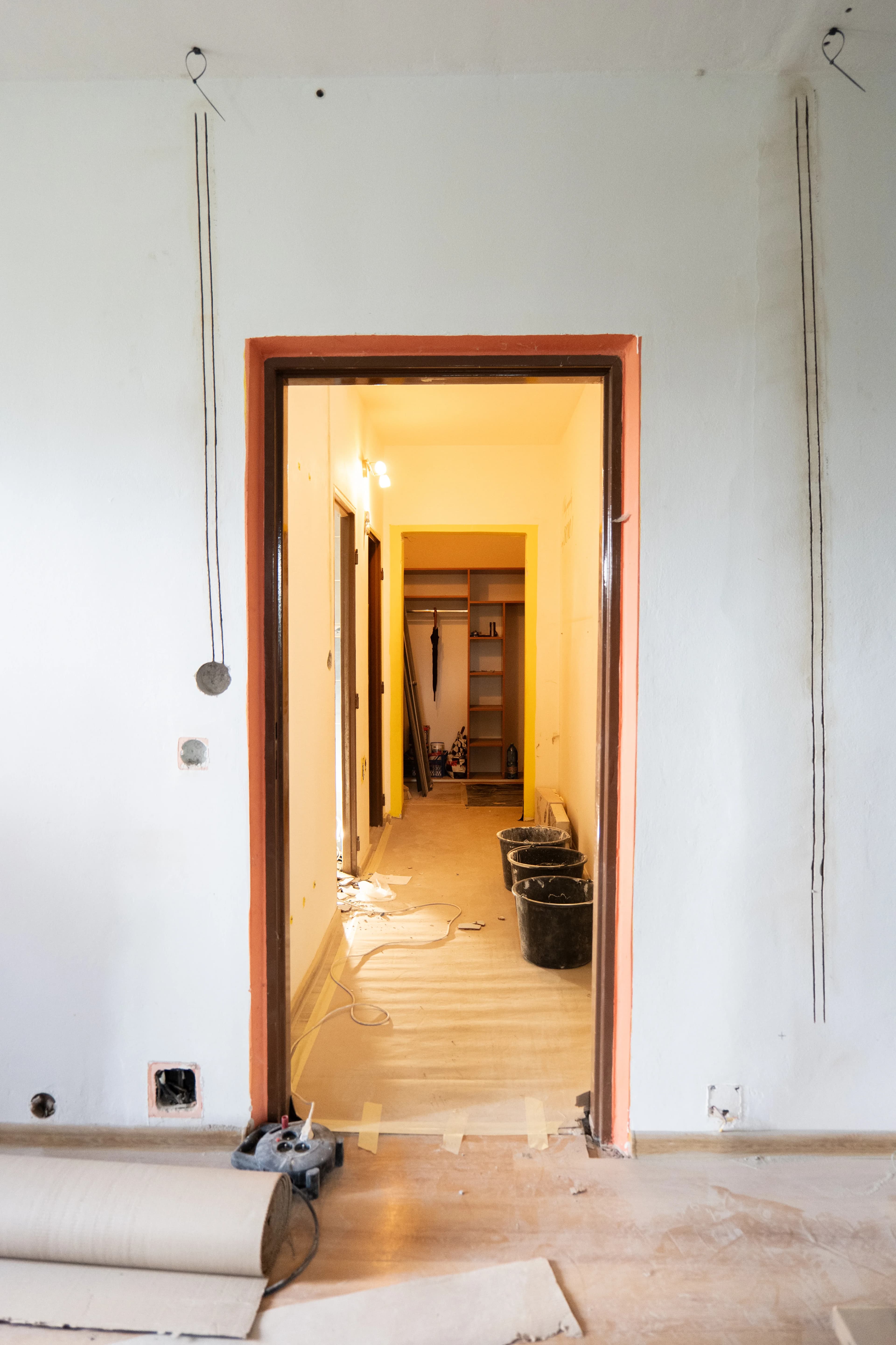 Moderná kancelária v minimalistickom štýle s elegantnými pracovnými stolmi a prírodnými materiálmi.