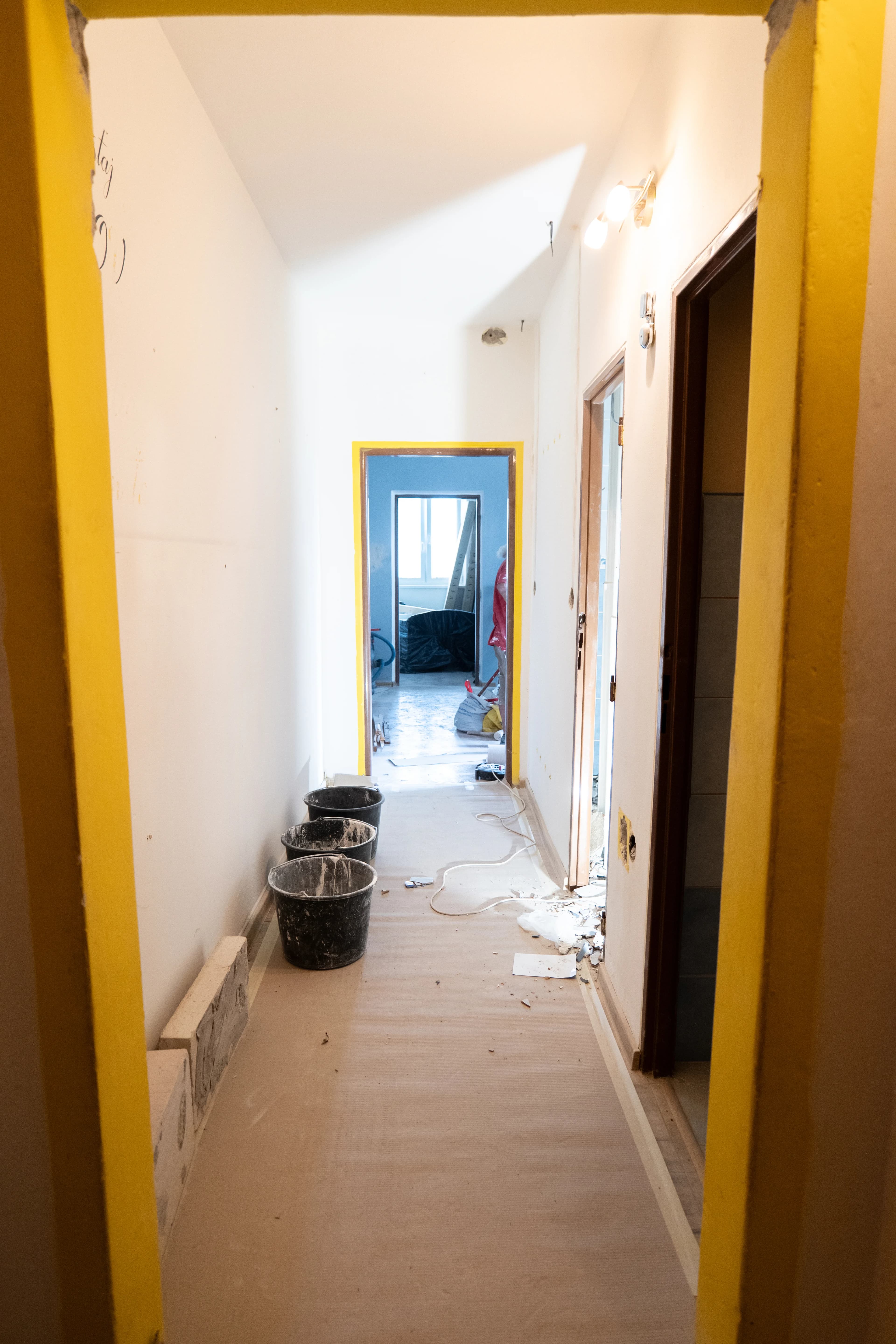 Moderná kancelária v minimalistickom štýle s elegantnými pracovnými stolmi a prírodnými materiálmi.