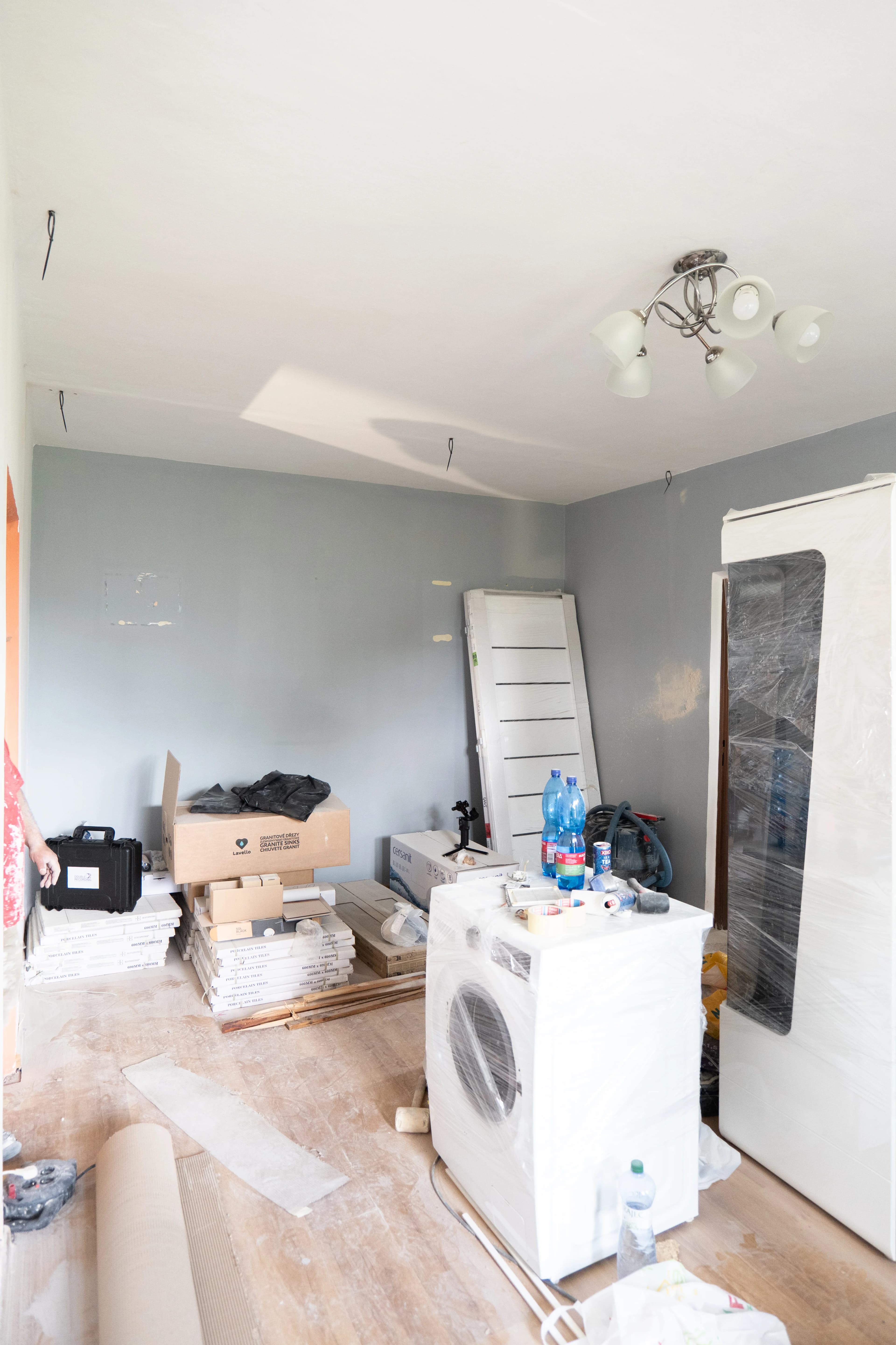 Moderná kancelária v minimalistickom štýle s elegantnými pracovnými stolmi a prírodnými materiálmi.