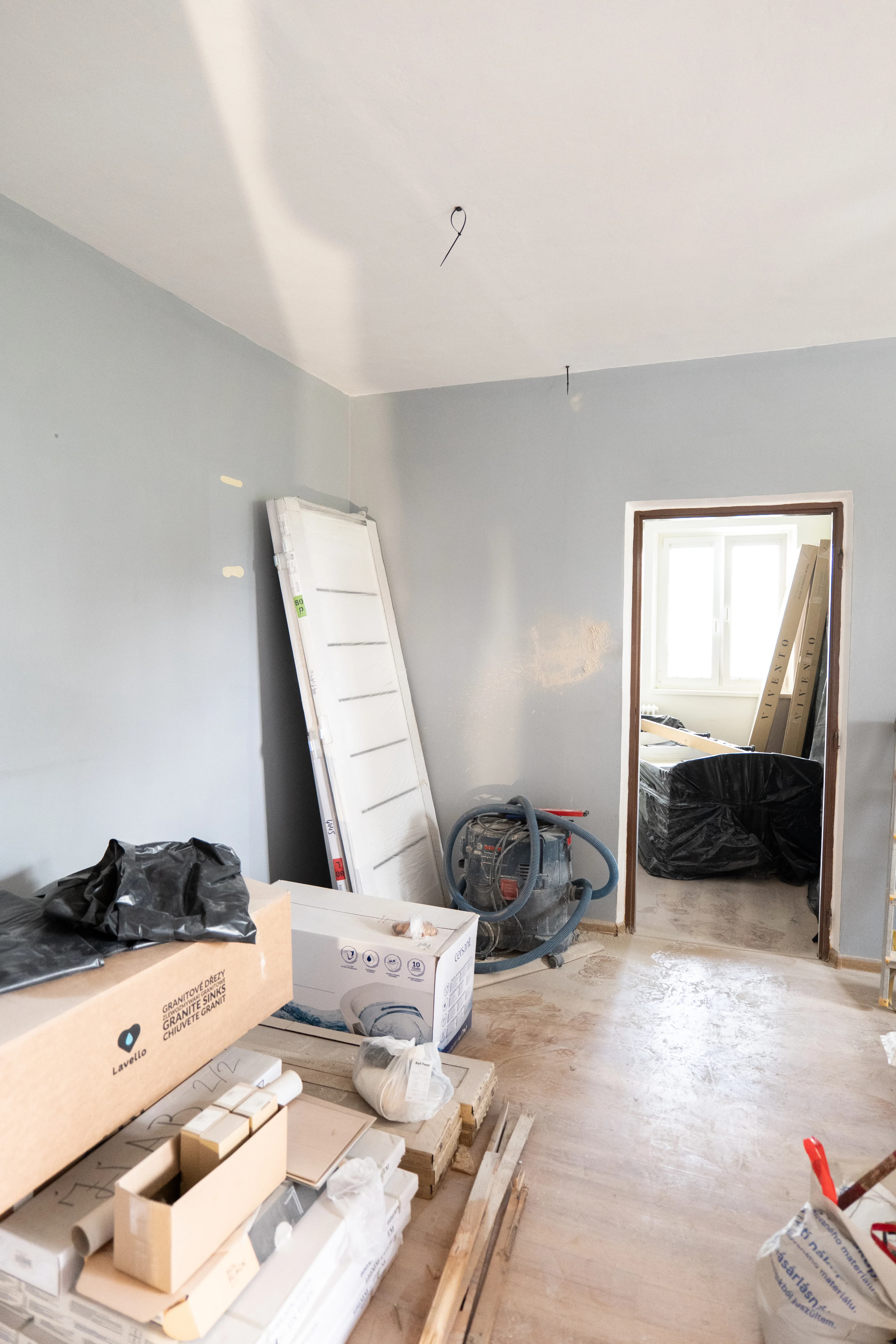 Moderná kancelária v minimalistickom štýle s elegantnými pracovnými stolmi a prírodnými materiálmi.