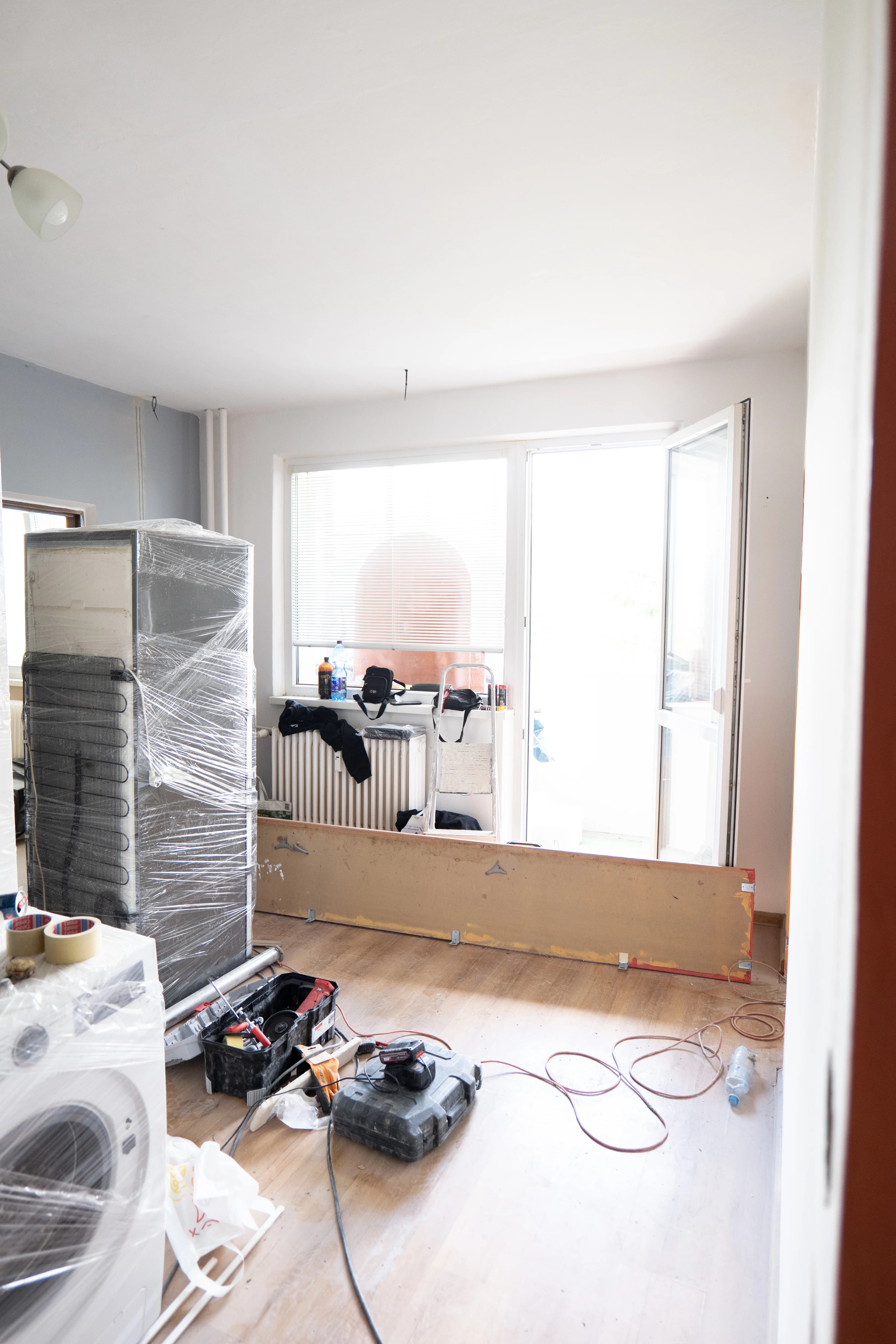 Moderná kancelária v minimalistickom štýle s elegantnými pracovnými stolmi a prírodnými materiálmi.