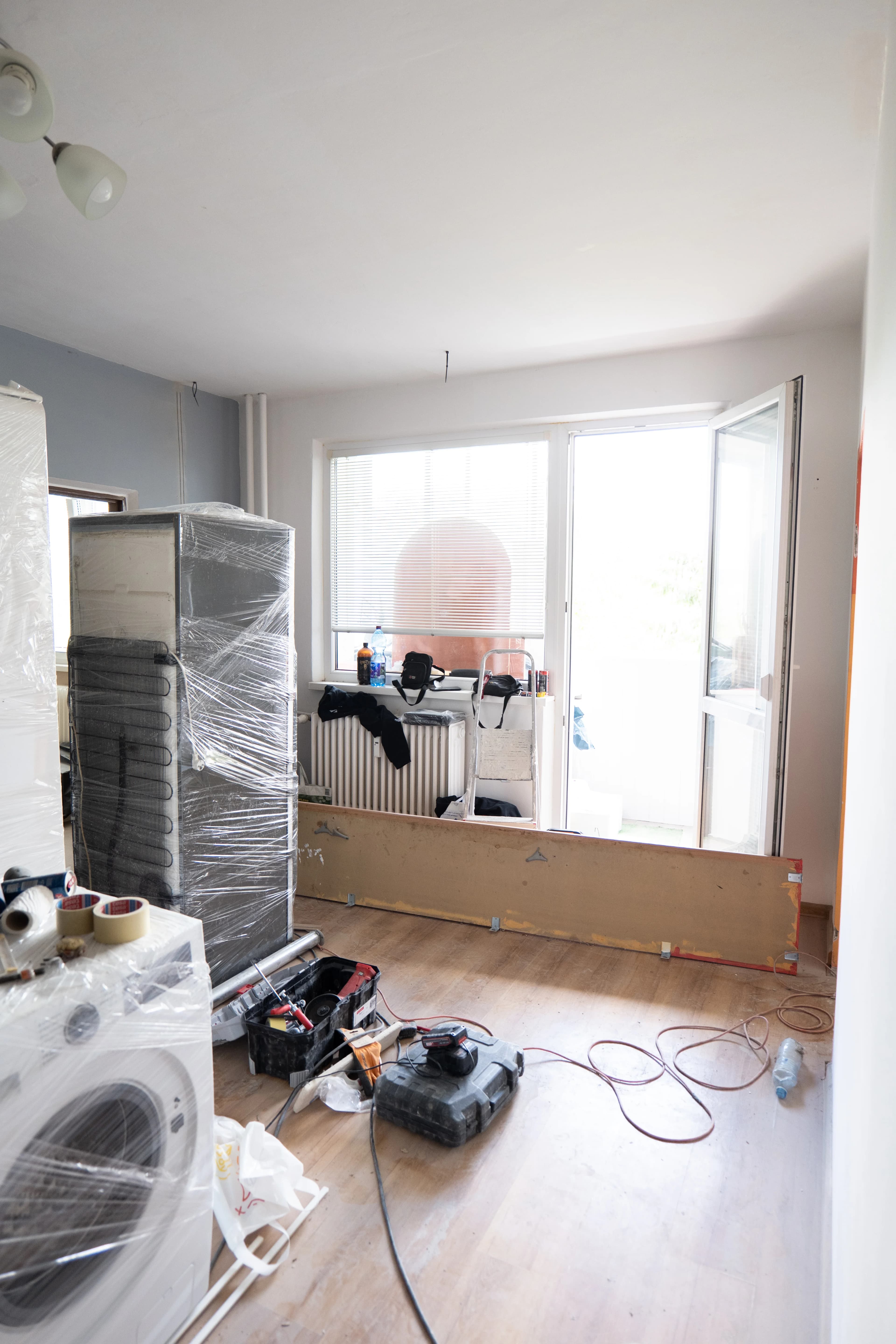 Moderná kancelária v minimalistickom štýle s elegantnými pracovnými stolmi a prírodnými materiálmi.