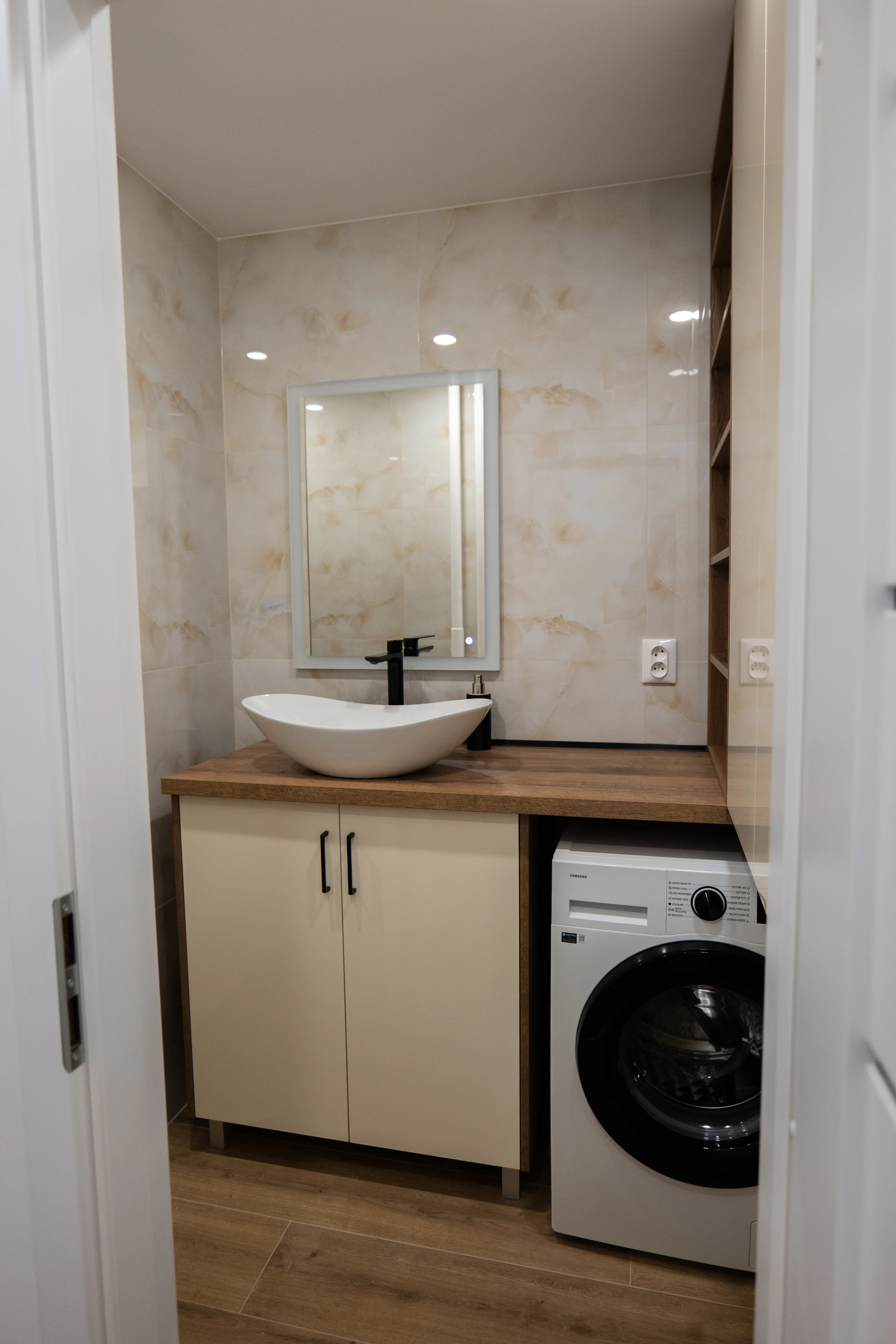 Moderná kancelária v minimalistickom štýle s elegantnými pracovnými stolmi a prírodnými materiálmi.