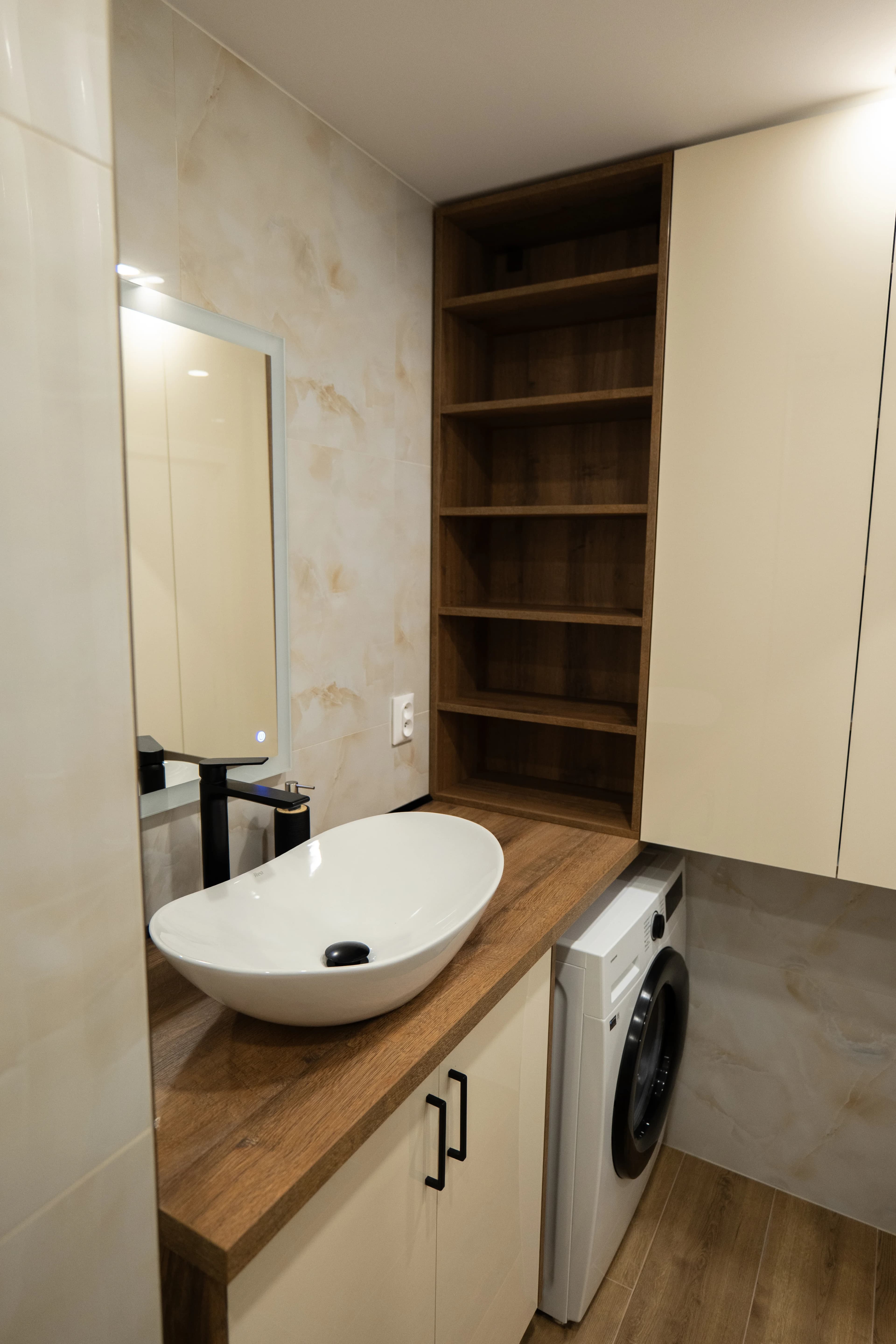 Moderná kancelária v minimalistickom štýle s elegantnými pracovnými stolmi a prírodnými materiálmi.