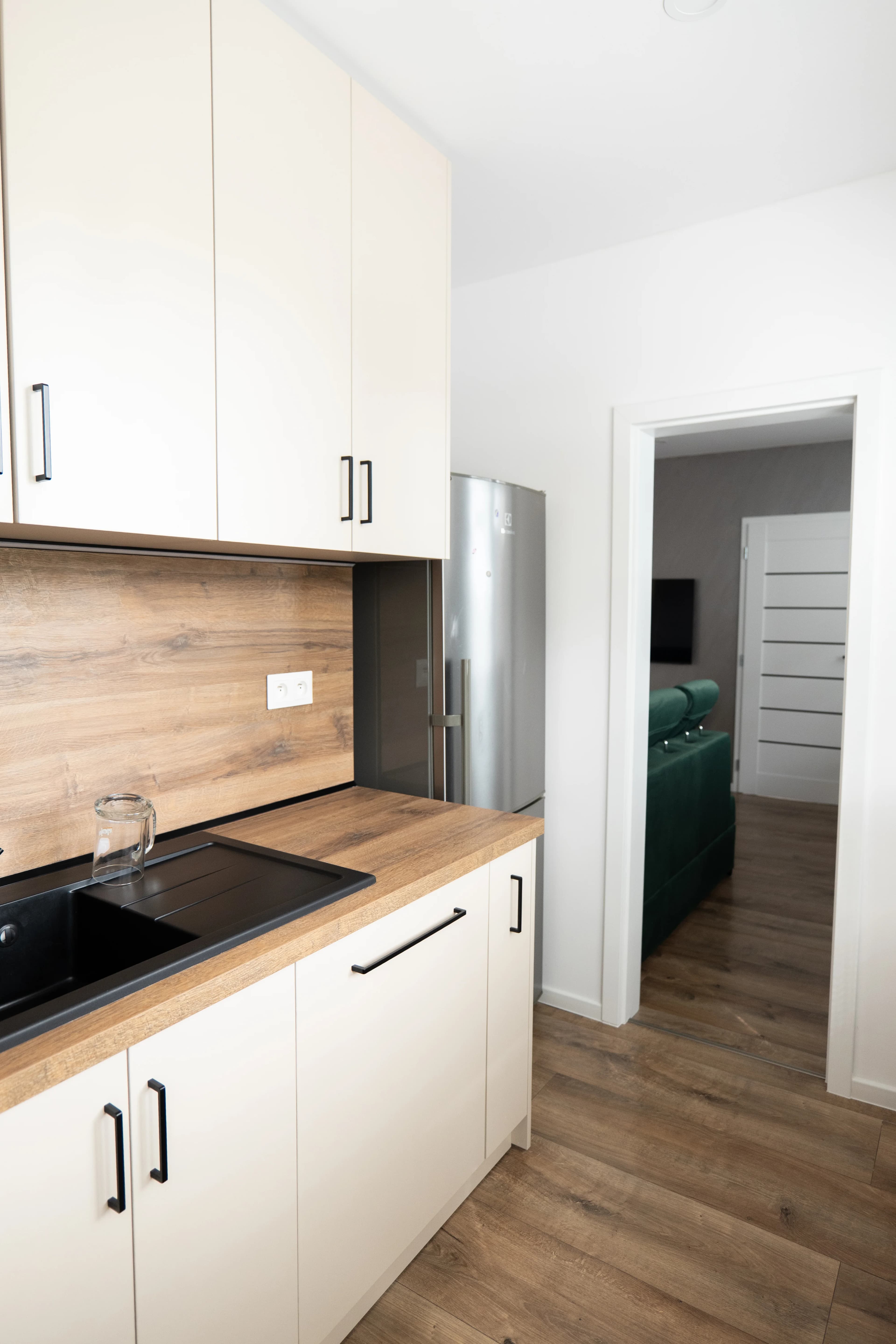 Moderná kancelária v minimalistickom štýle s elegantnými pracovnými stolmi a prírodnými materiálmi.