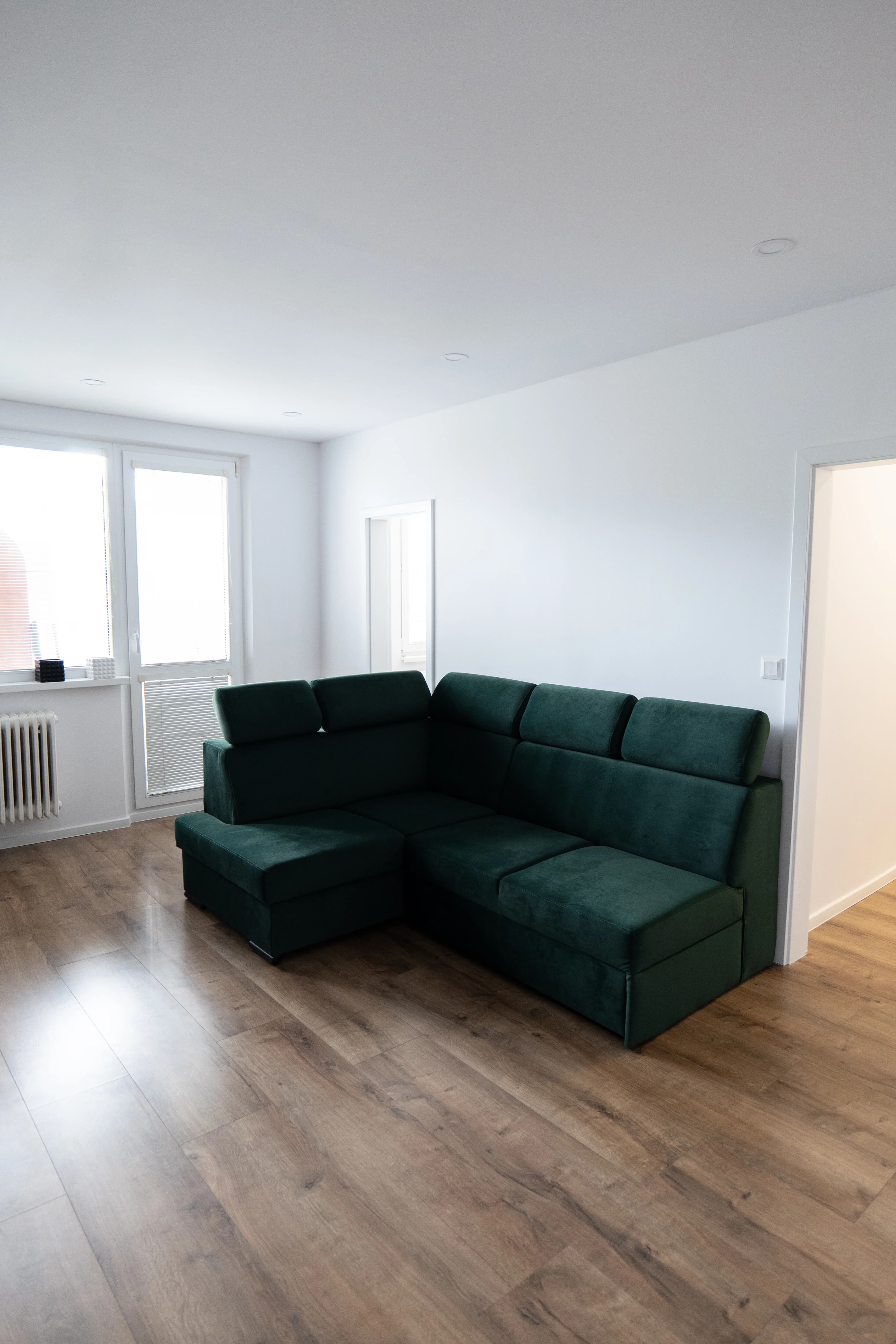 Moderná kancelária v minimalistickom štýle s elegantnými pracovnými stolmi a prírodnými materiálmi.