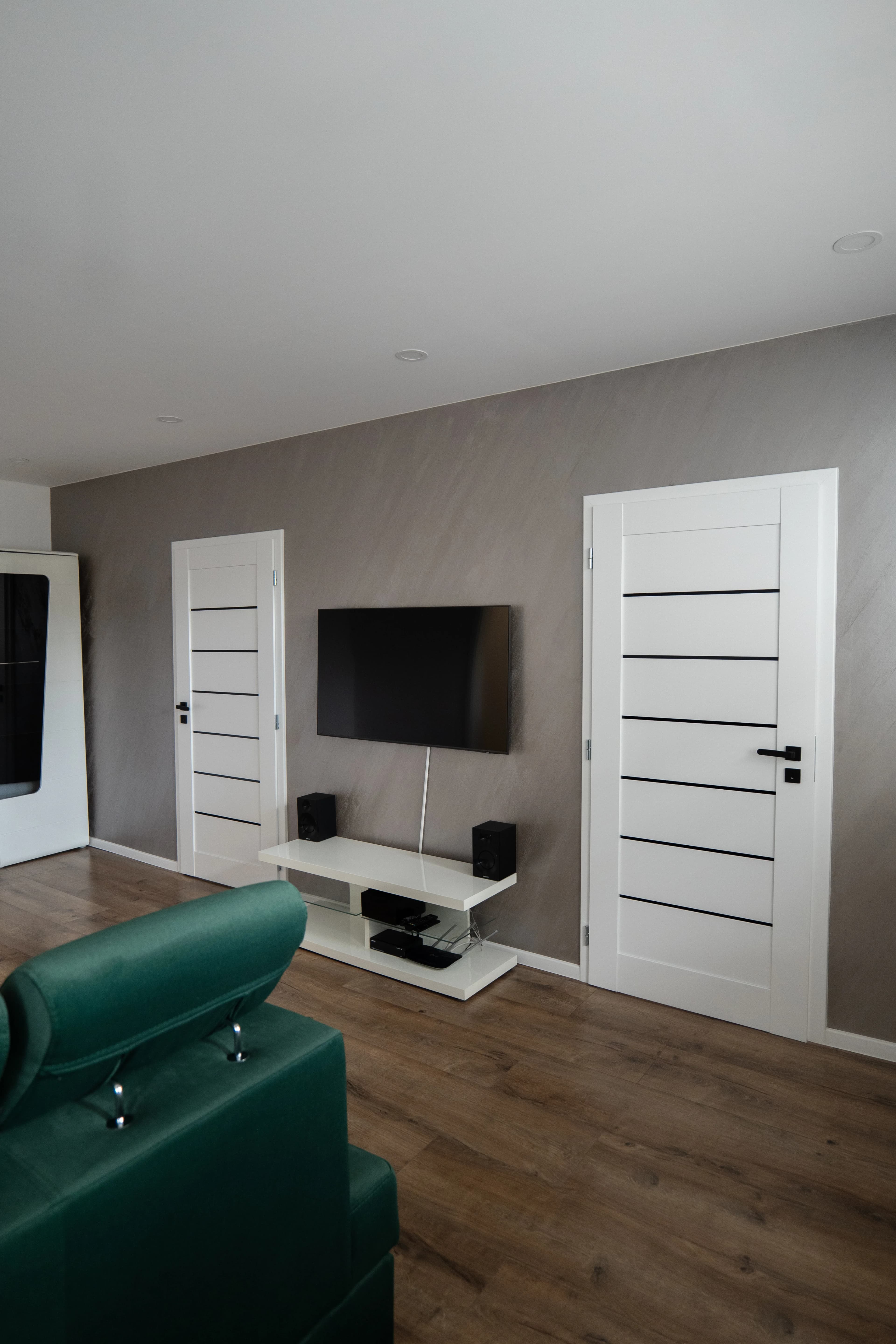 Moderná kancelária v minimalistickom štýle s elegantnými pracovnými stolmi a prírodnými materiálmi.