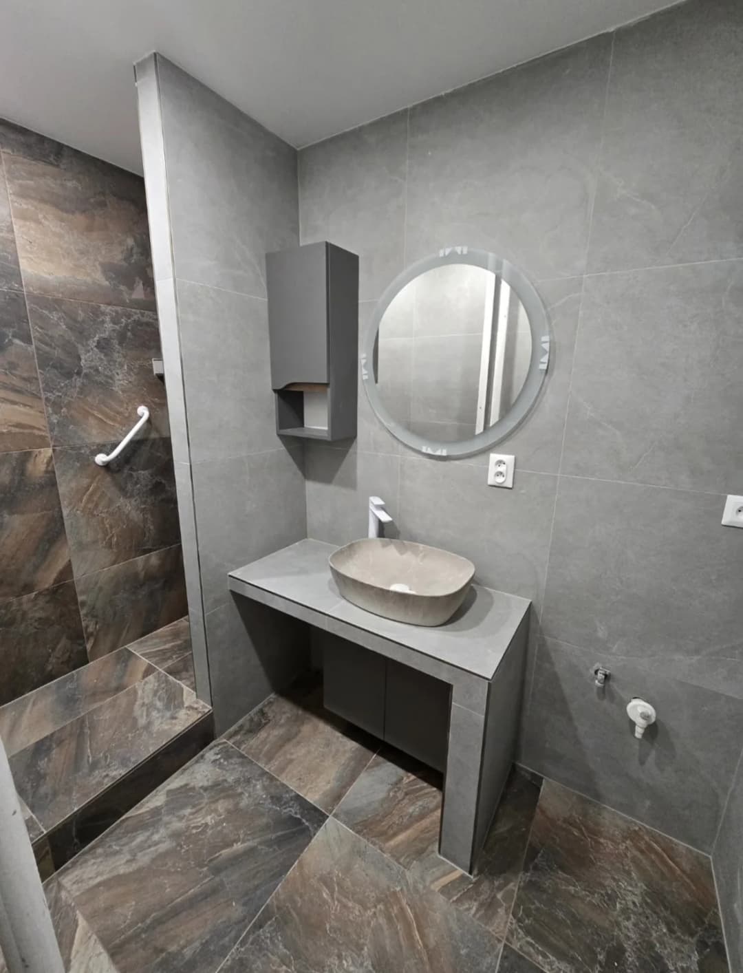 Moderná kancelária v minimalistickom štýle s elegantnými pracovnými stolmi a prírodnými materiálmi.