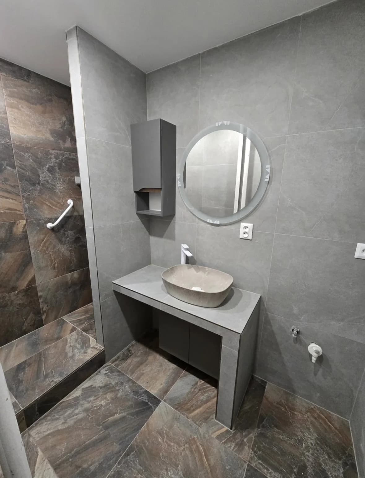 Moderná kancelária v minimalistickom štýle s elegantnými pracovnými stolmi a prírodnými materiálmi.