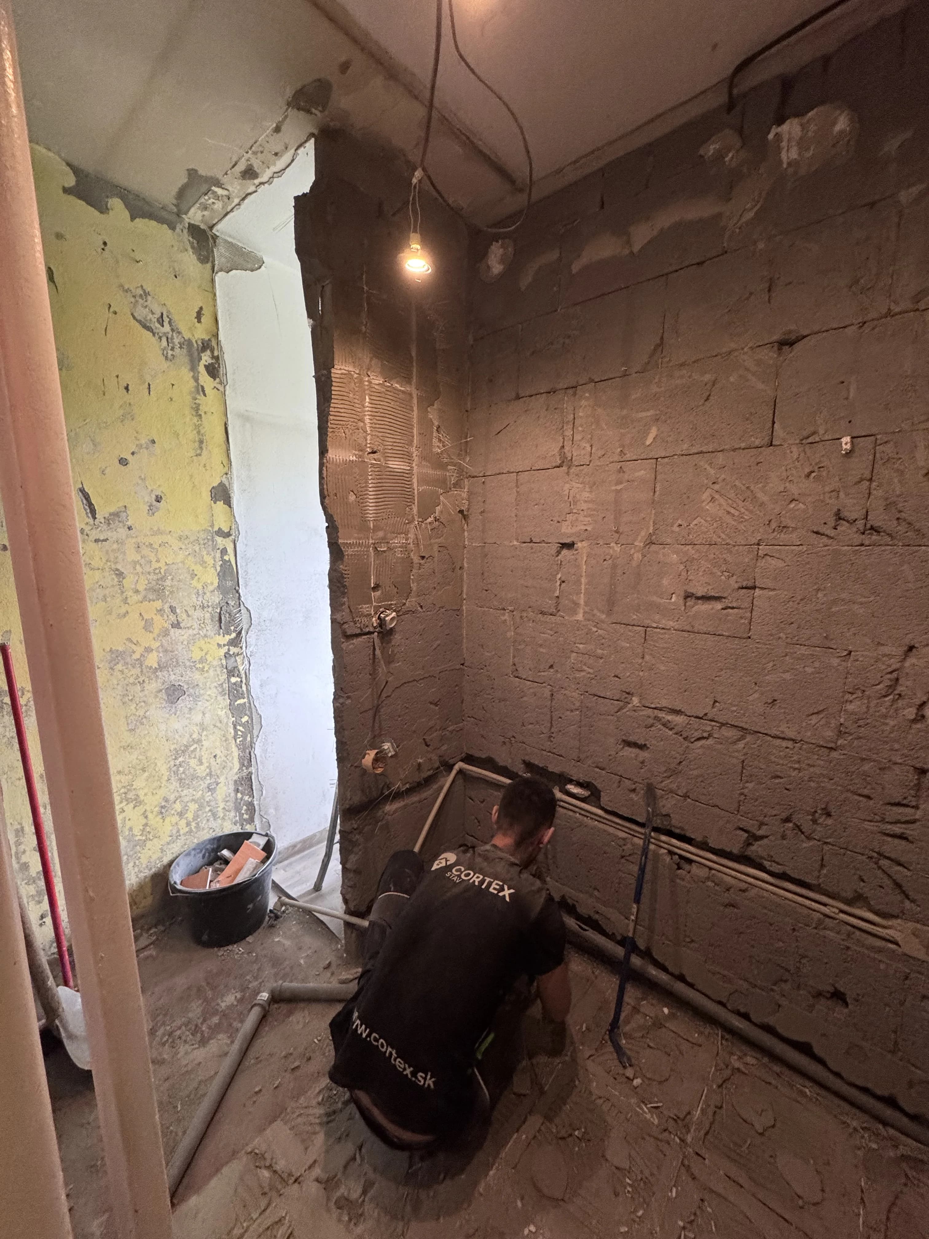 Moderná kancelária v minimalistickom štýle s elegantnými pracovnými stolmi a prírodnými materiálmi.