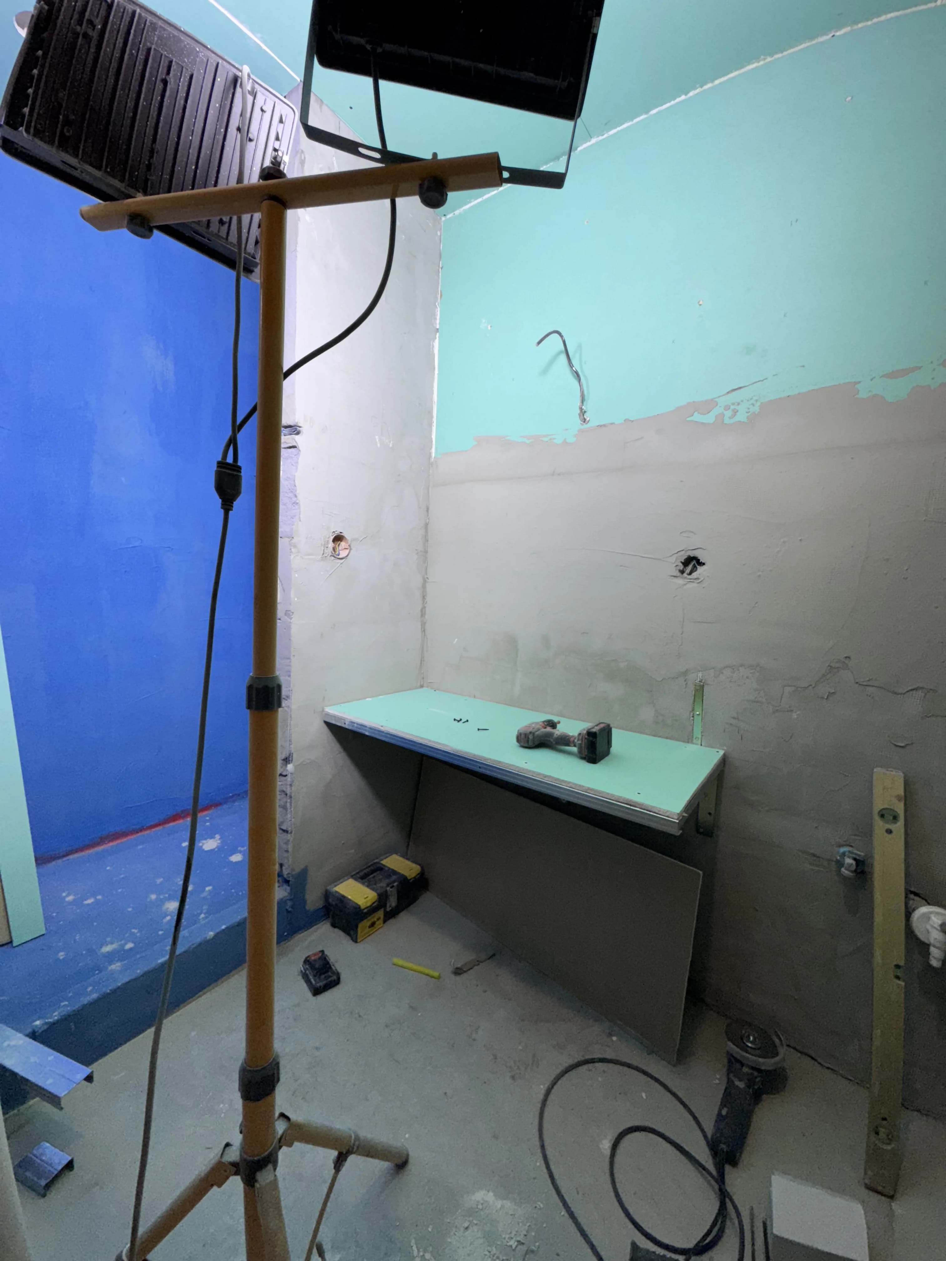 Moderná kancelária v minimalistickom štýle s elegantnými pracovnými stolmi a prírodnými materiálmi.