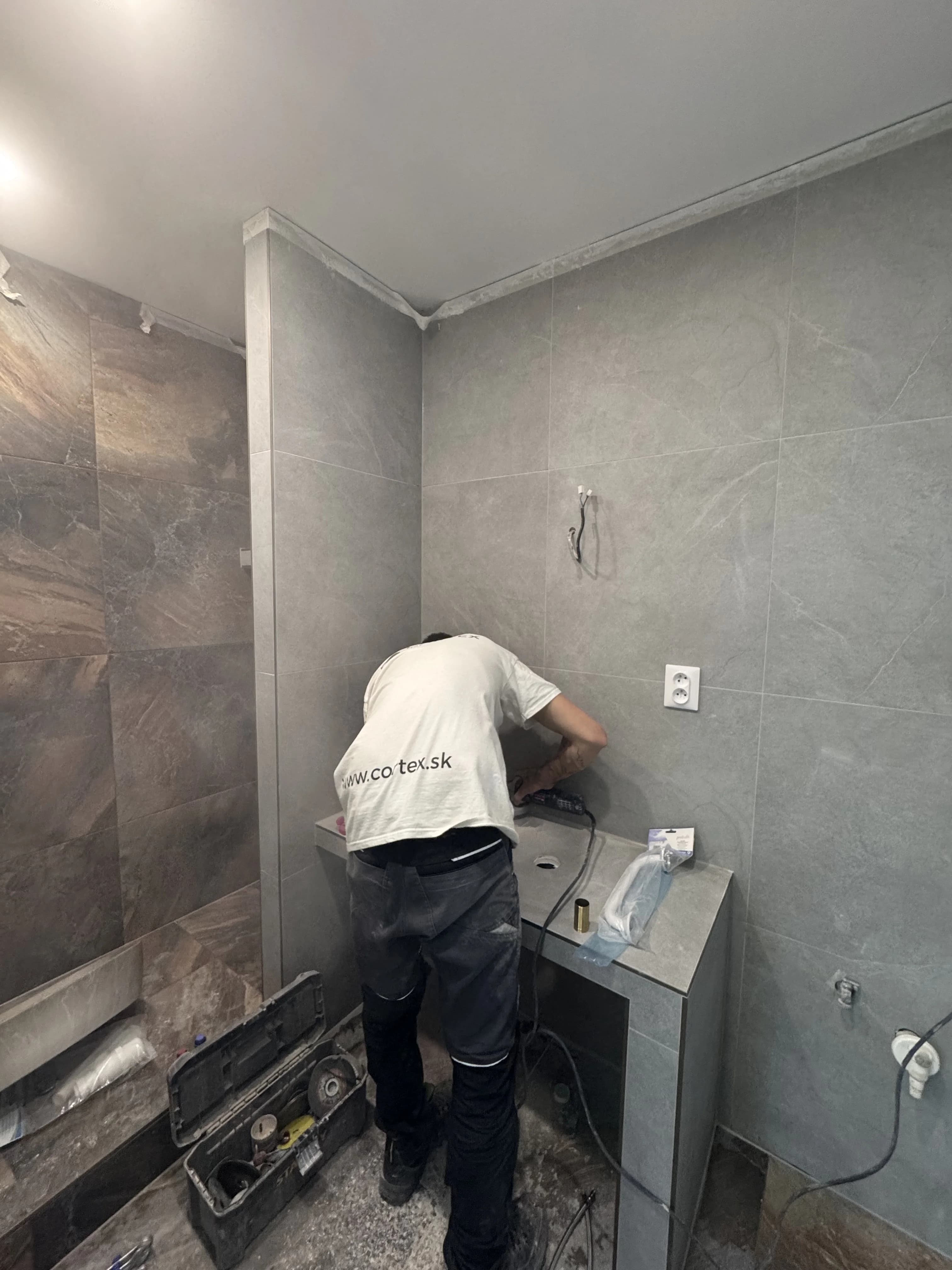 Moderná kancelária v minimalistickom štýle s elegantnými pracovnými stolmi a prírodnými materiálmi.