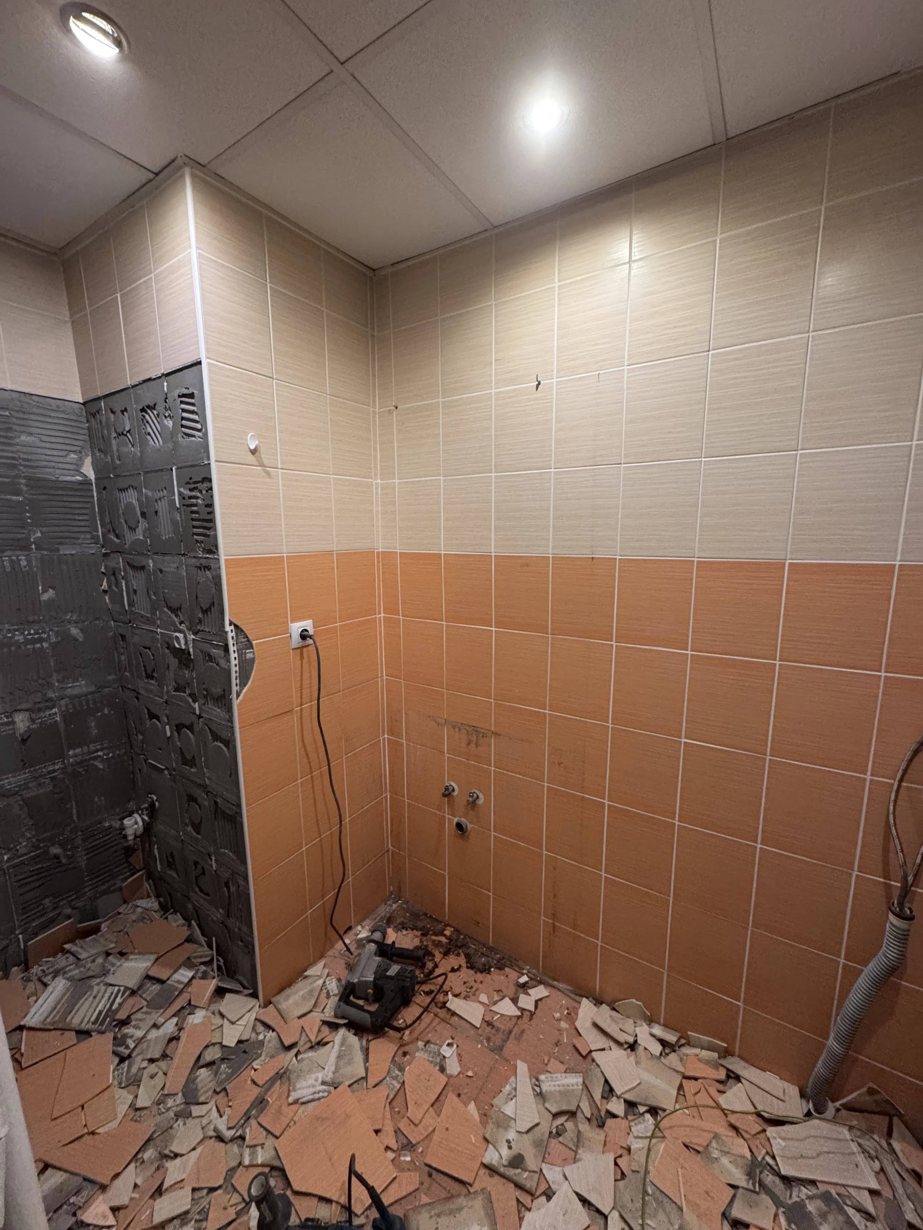 Moderná kancelária v minimalistickom štýle s elegantnými pracovnými stolmi a prírodnými materiálmi.