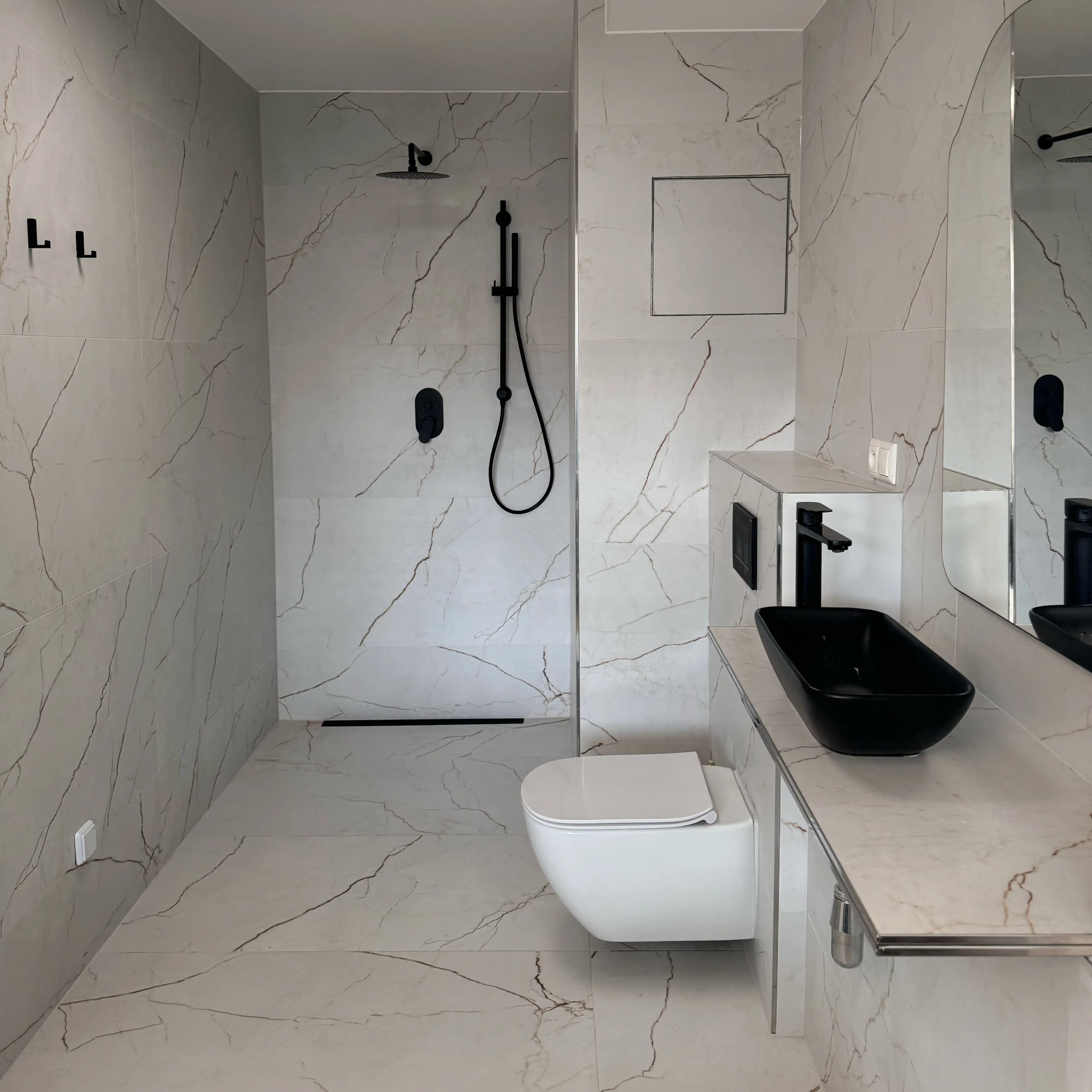 Svetlá moderná obývačka s veľkými presklenými stenami, neutrálnou farebnou paletou, štýlovým nábytkom a elegantným osvetlením.