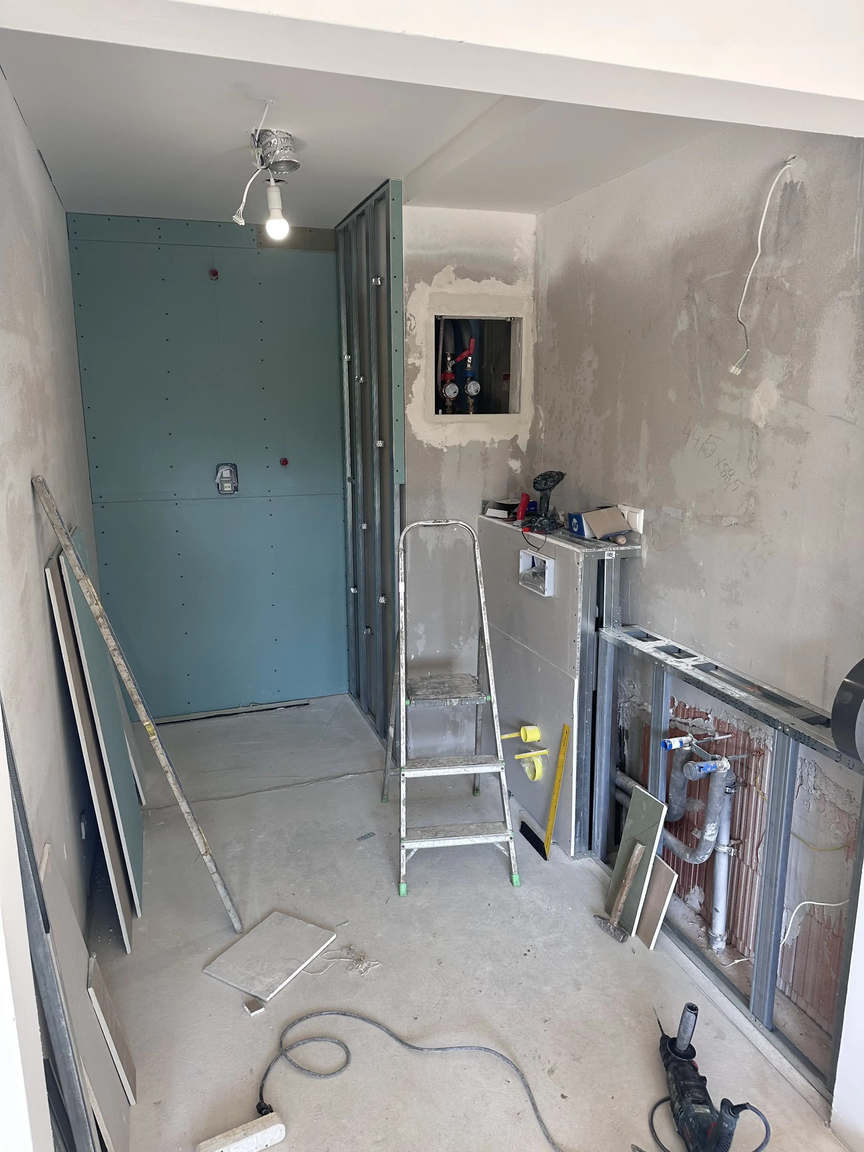 Svetlá moderná obývačka s veľkými presklenými stenami, neutrálnou farebnou paletou, štýlovým nábytkom a elegantným osvetlením.