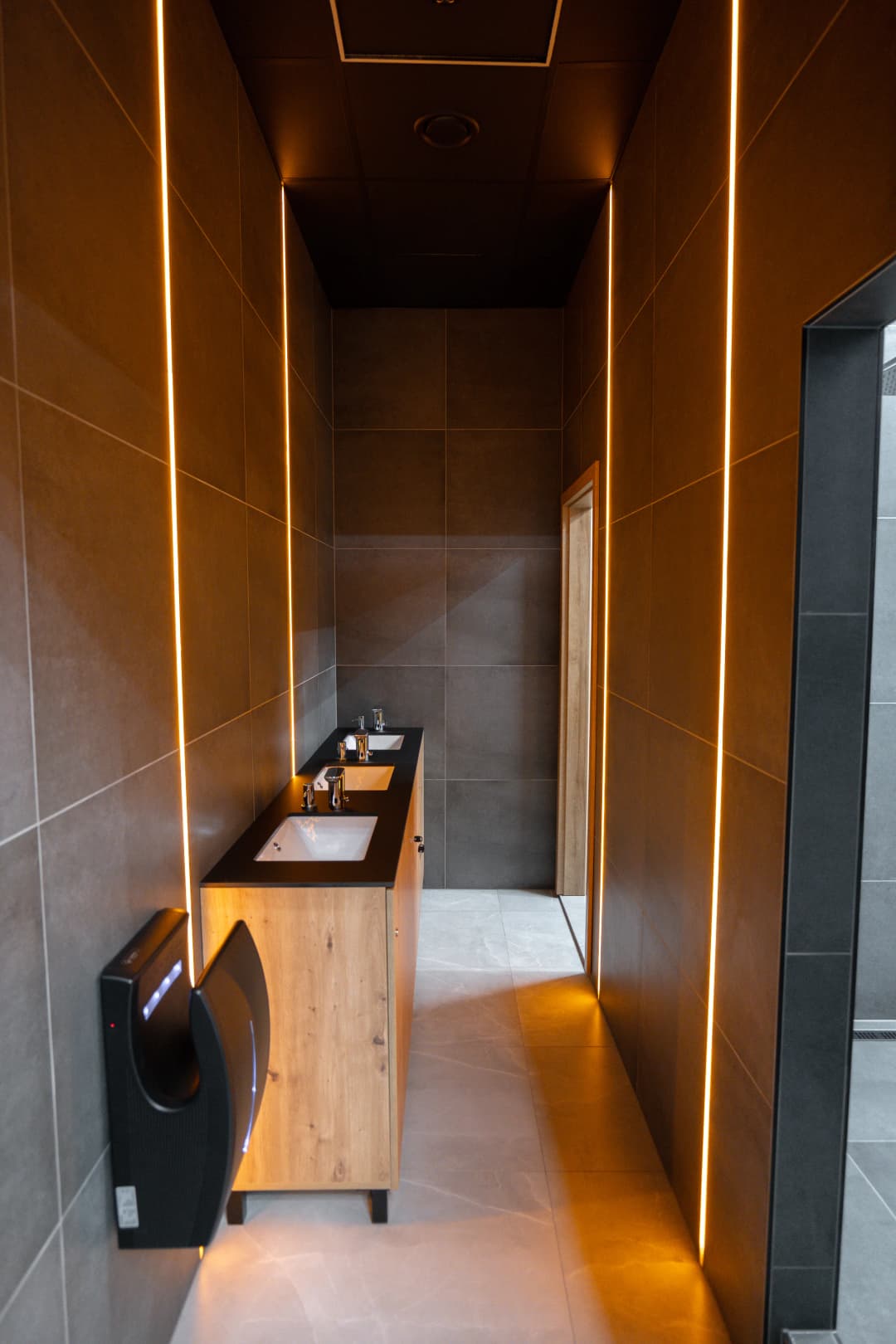 Moderná kancelária v minimalistickom štýle s elegantnými pracovnými stolmi a prírodnými materiálmi.