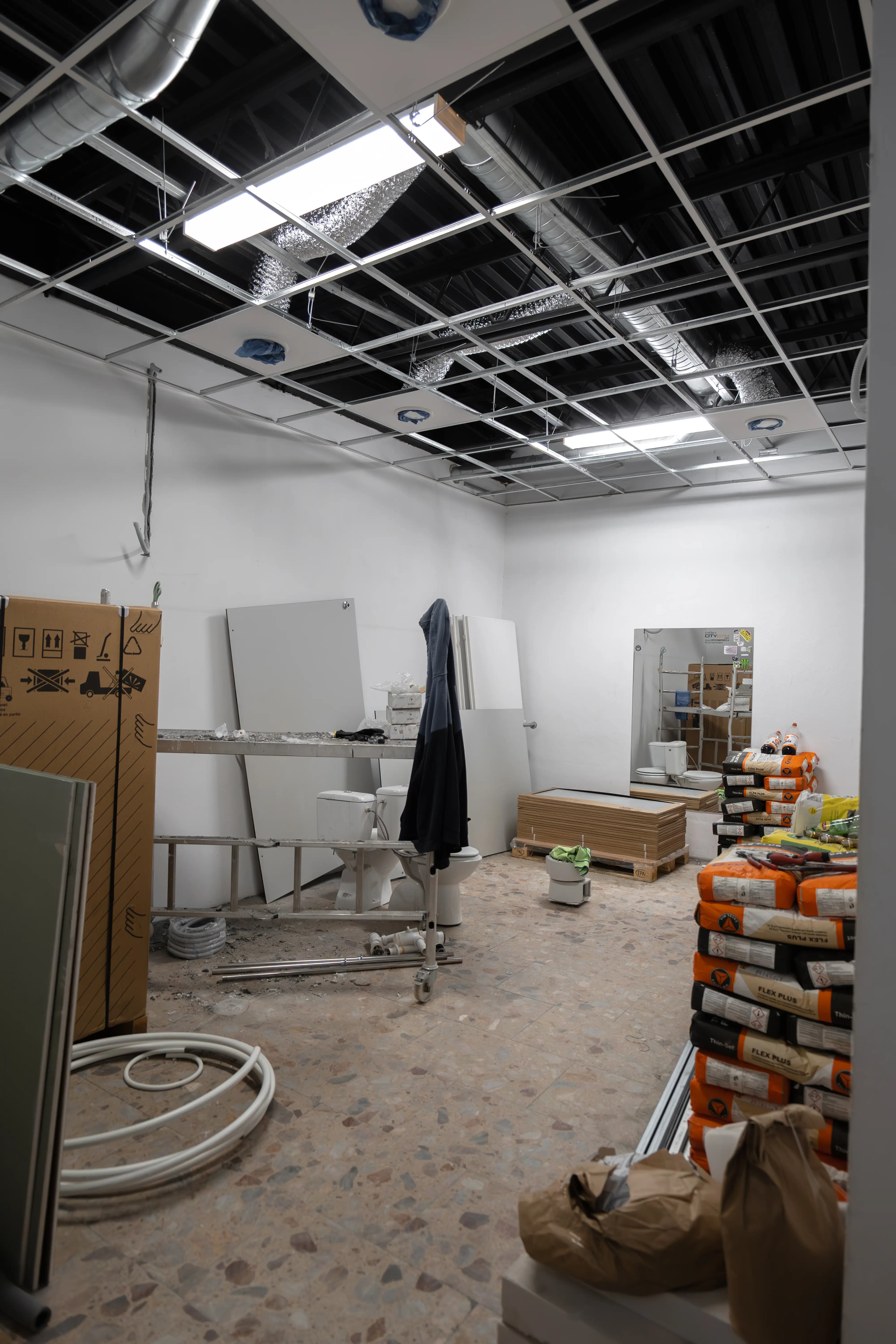 Moderná kancelária v minimalistickom štýle s elegantnými pracovnými stolmi a prírodnými materiálmi.