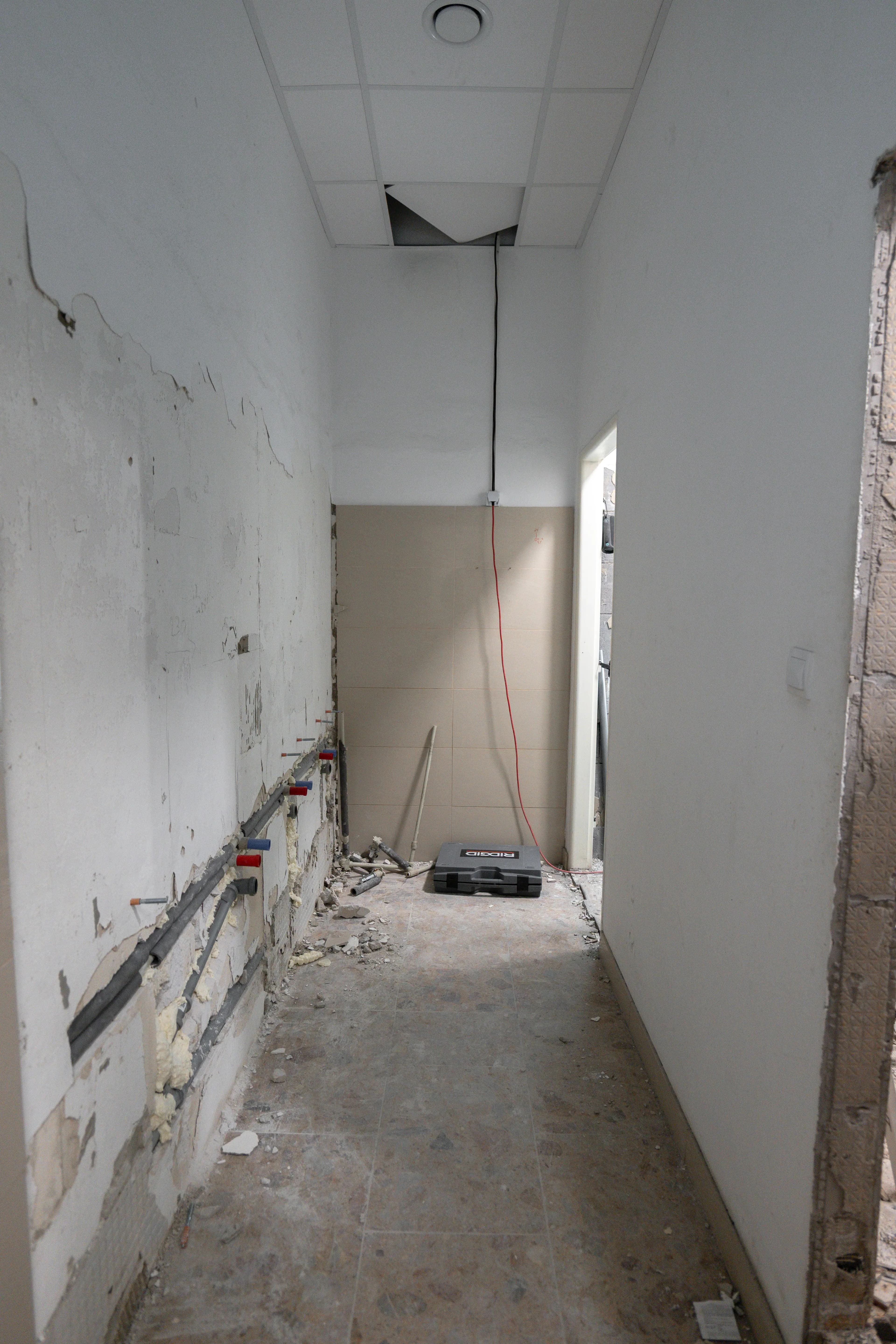 Moderná kancelária v minimalistickom štýle s elegantnými pracovnými stolmi a prírodnými materiálmi.