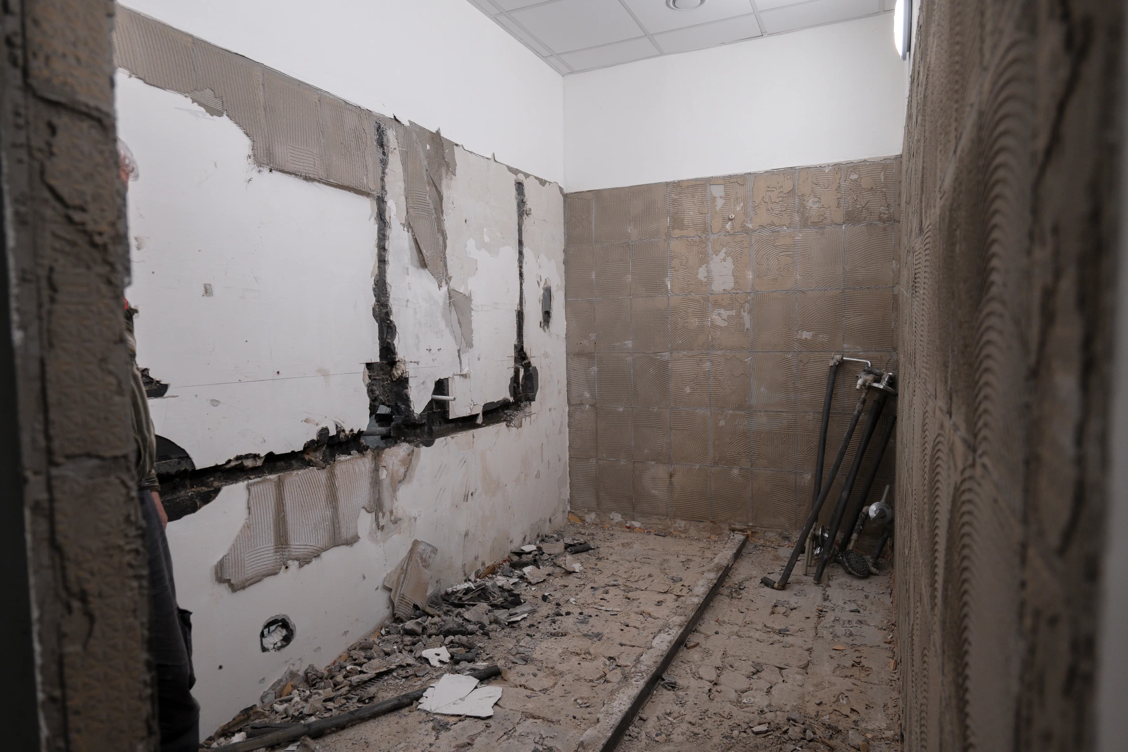 Moderná kancelária v minimalistickom štýle s elegantnými pracovnými stolmi a prírodnými materiálmi.