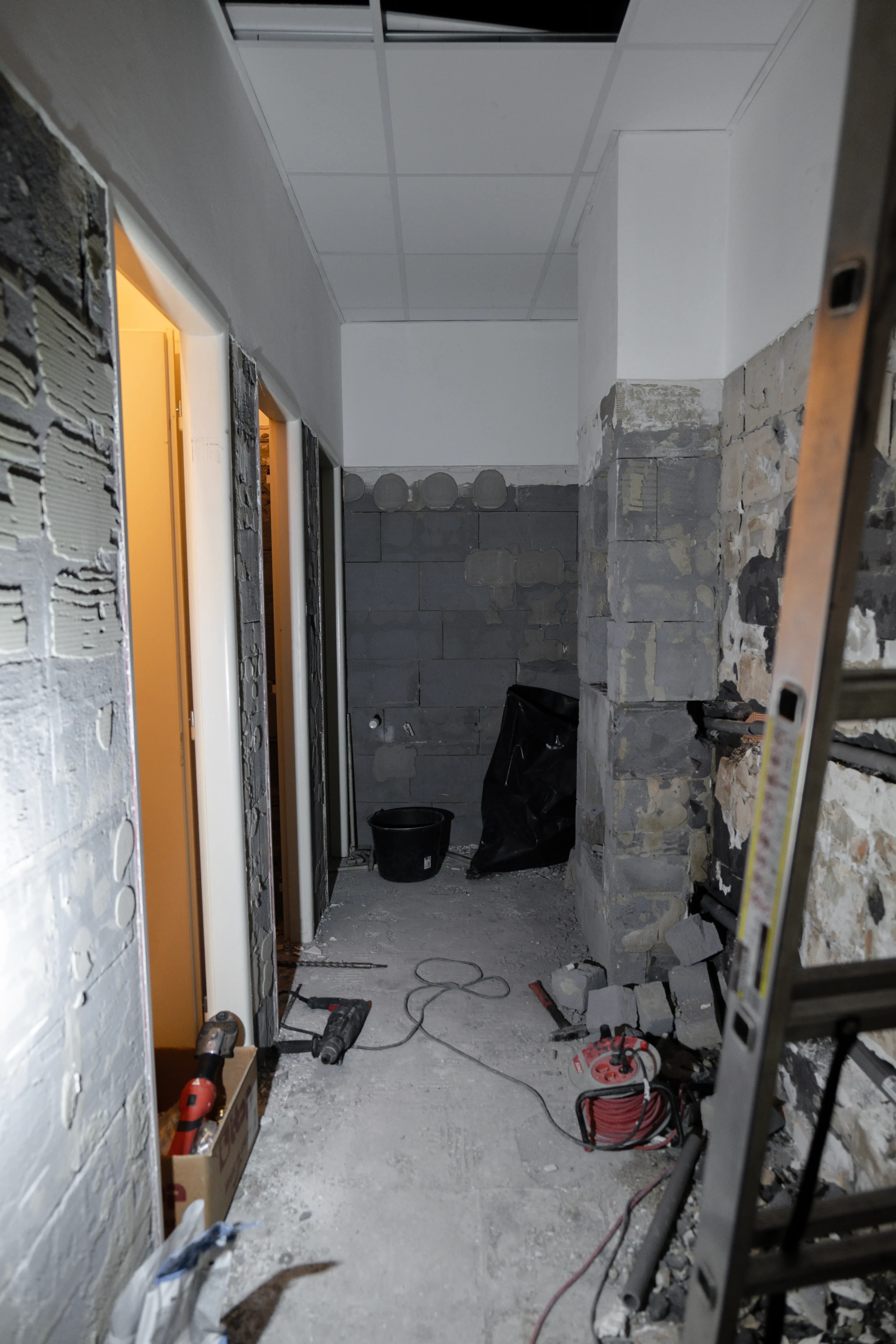 Moderná kancelária v minimalistickom štýle s elegantnými pracovnými stolmi a prírodnými materiálmi.