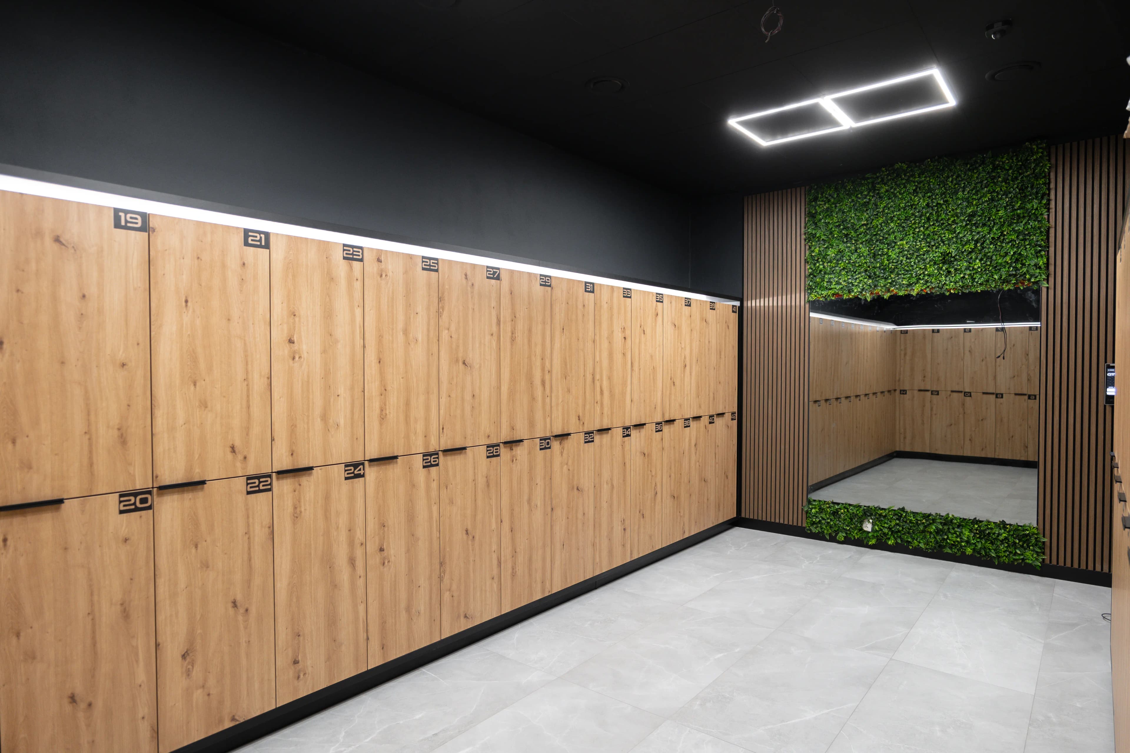 Moderná kancelária v minimalistickom štýle s elegantnými pracovnými stolmi a prírodnými materiálmi.