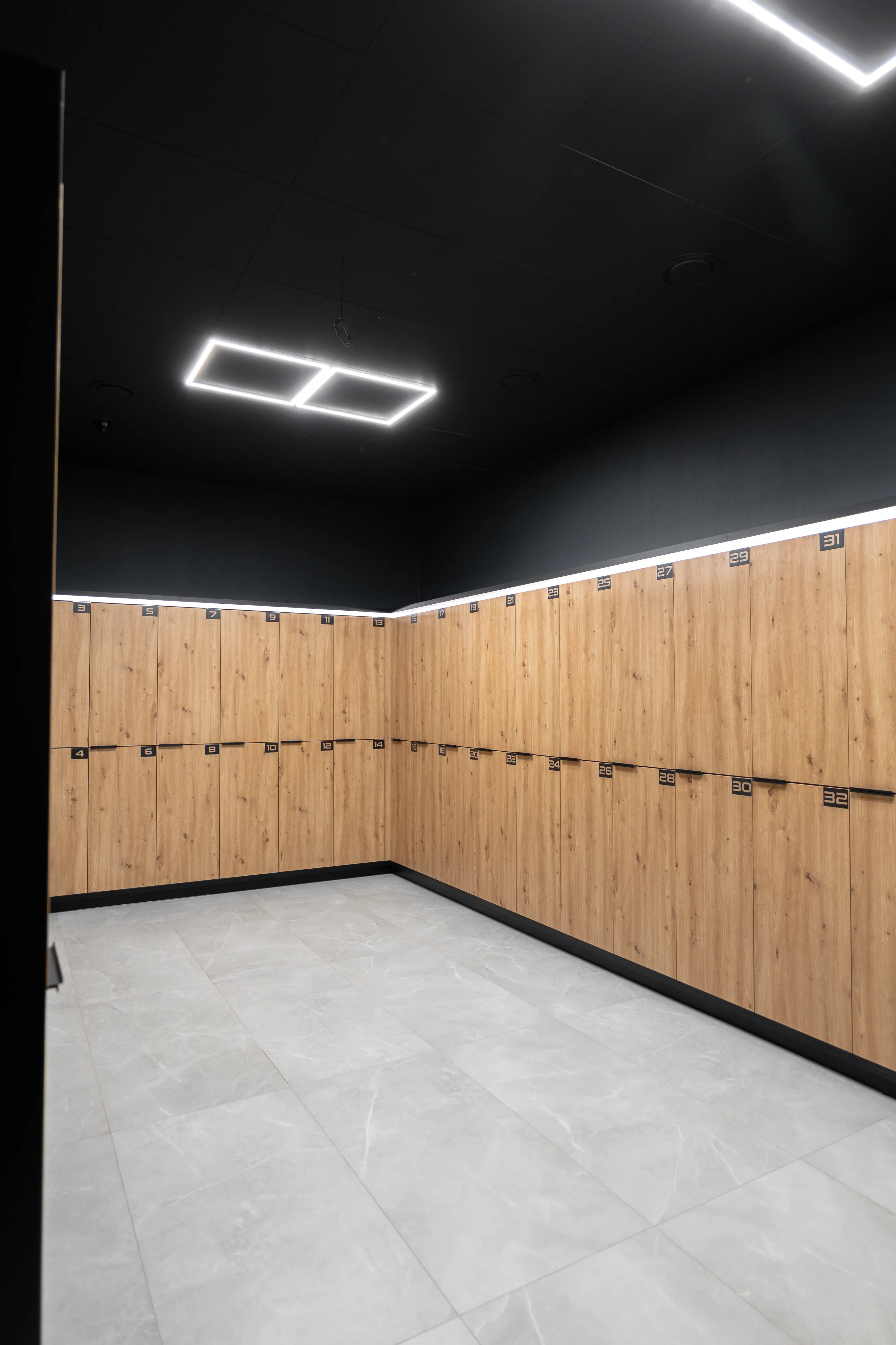 Moderná kancelária v minimalistickom štýle s elegantnými pracovnými stolmi a prírodnými materiálmi.