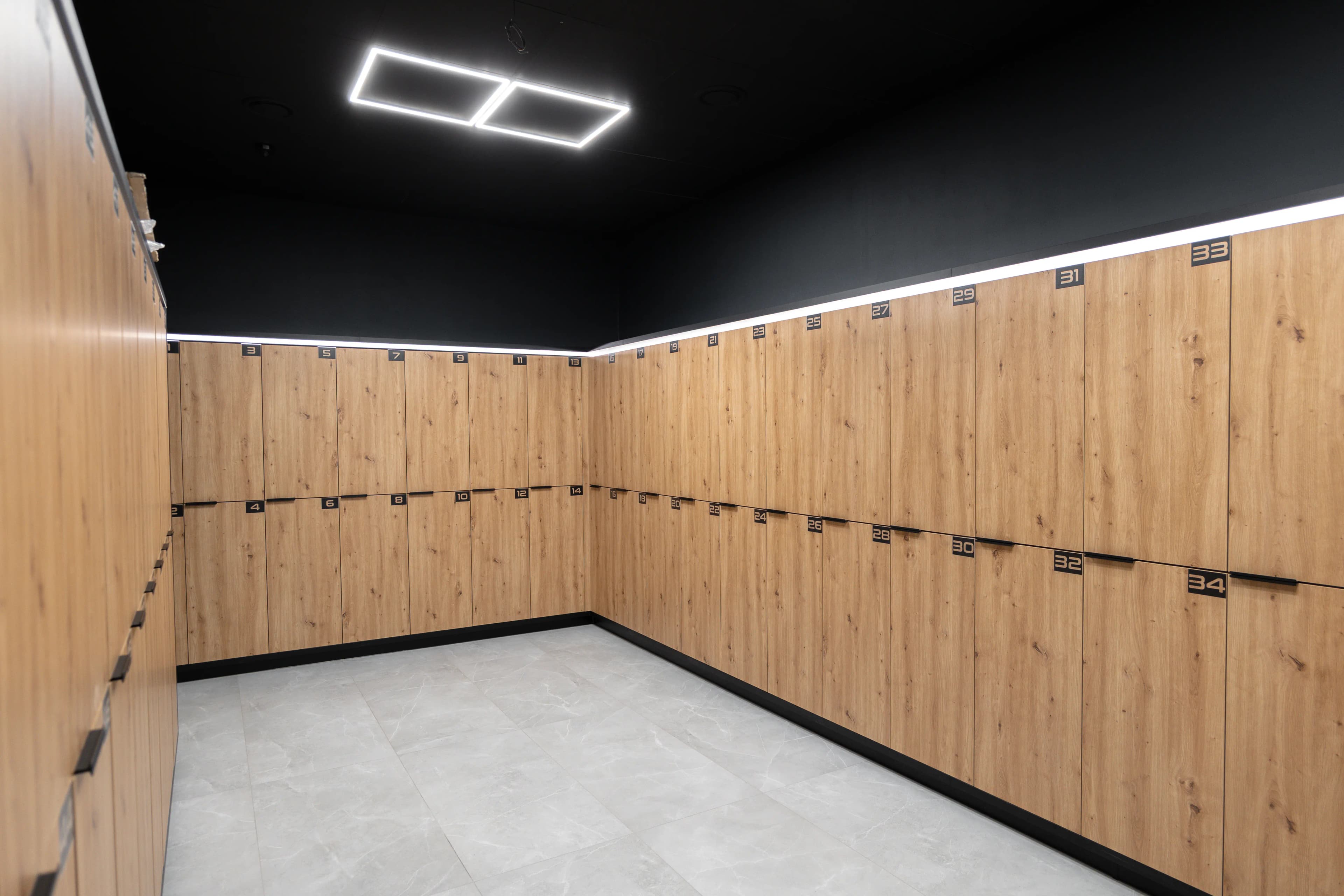 Moderná kancelária v minimalistickom štýle s elegantnými pracovnými stolmi a prírodnými materiálmi.