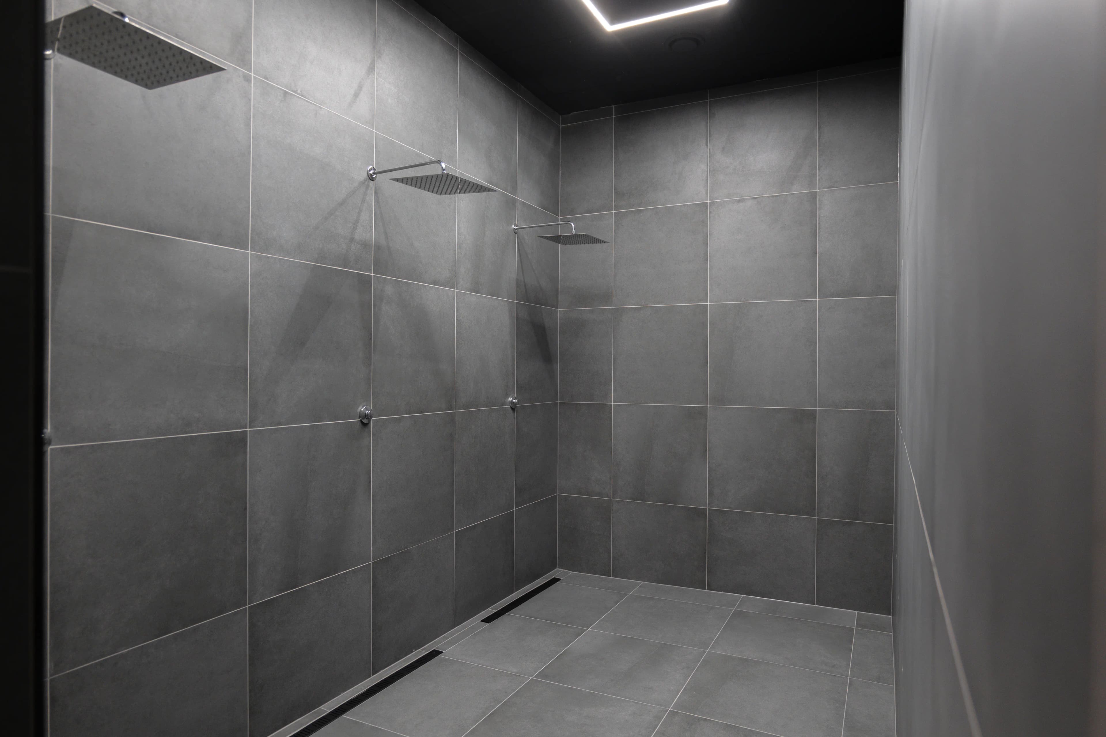 Moderná kancelária v minimalistickom štýle s elegantnými pracovnými stolmi a prírodnými materiálmi.