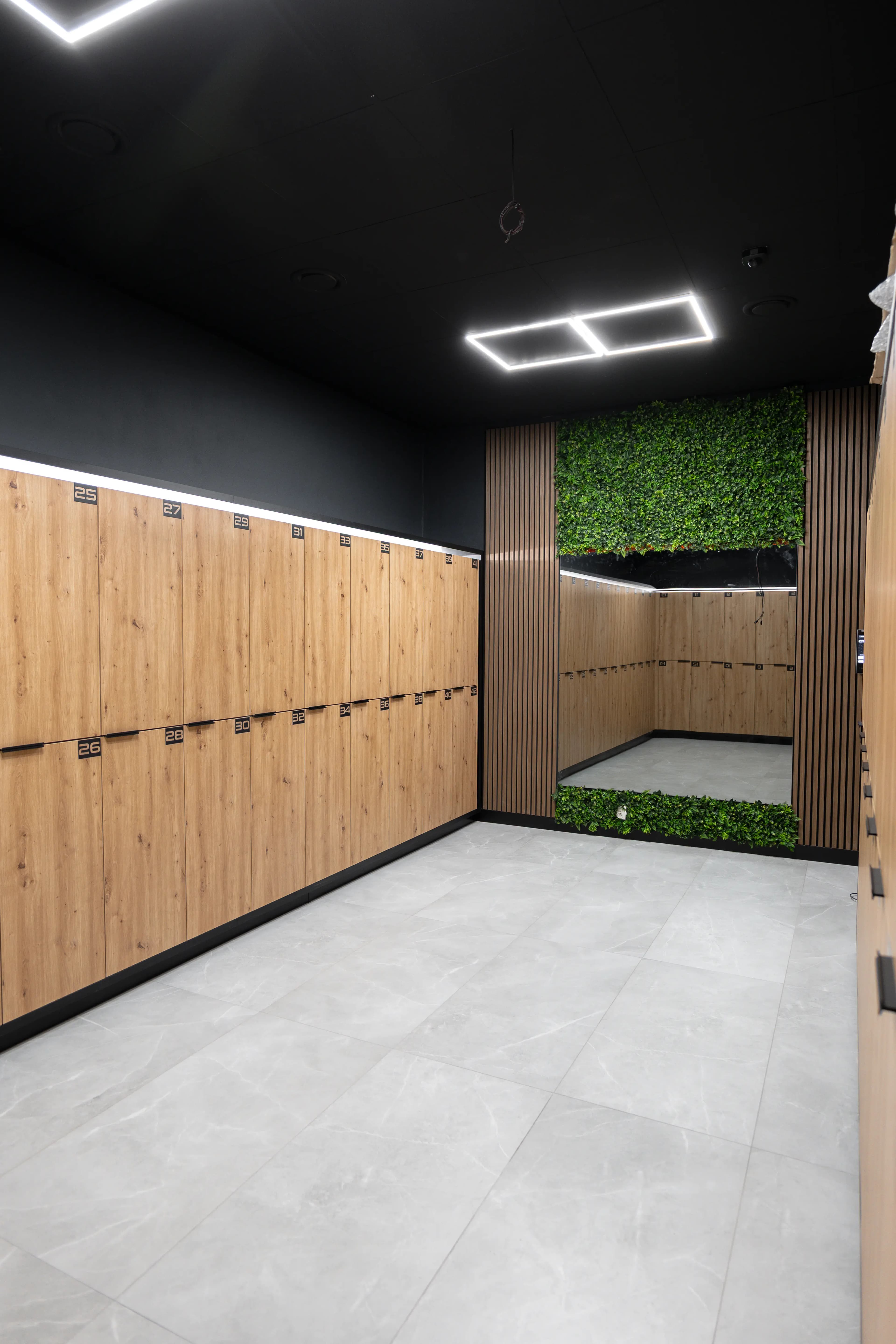 Moderná kancelária v minimalistickom štýle s elegantnými pracovnými stolmi a prírodnými materiálmi.