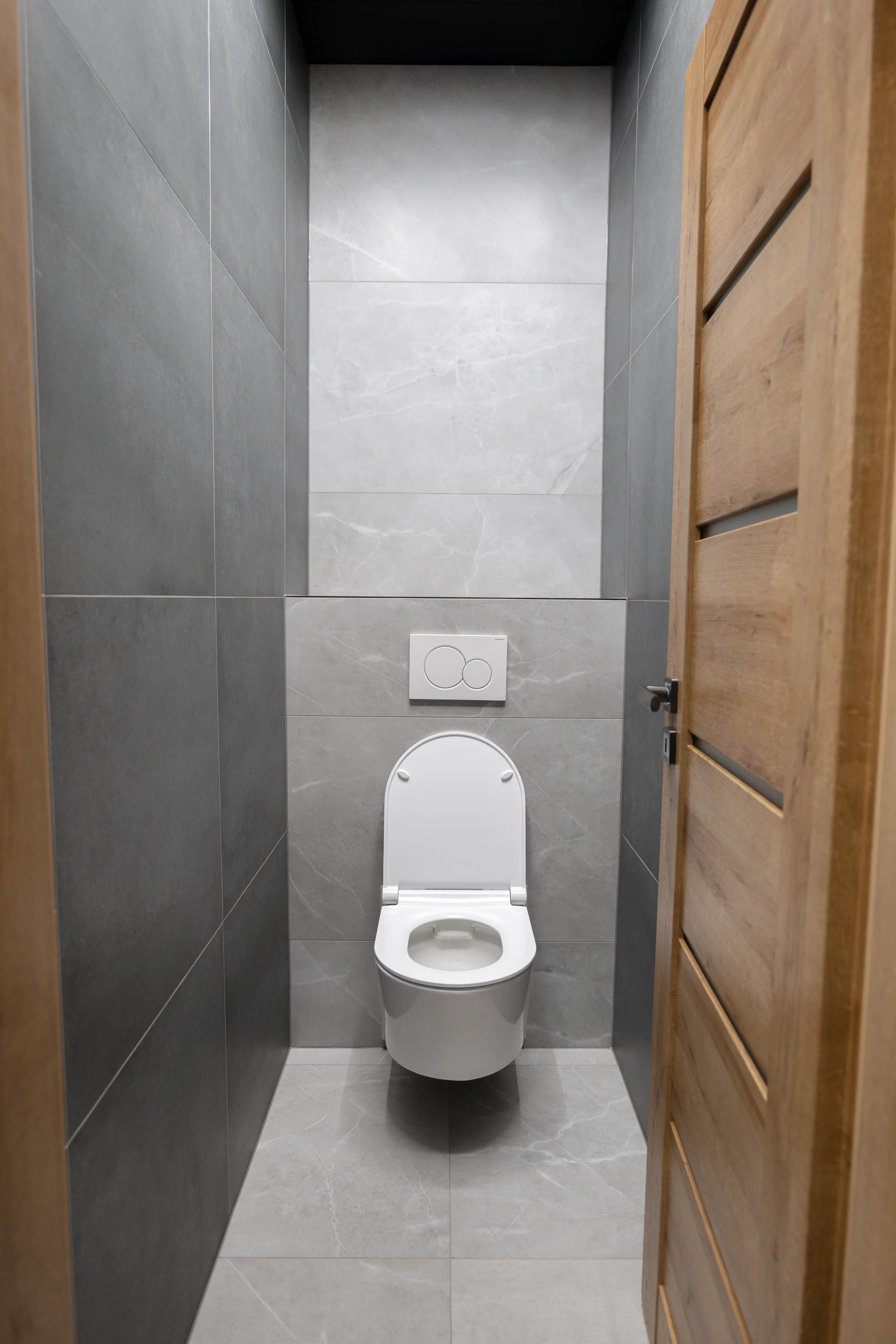 Moderná kancelária v minimalistickom štýle s elegantnými pracovnými stolmi a prírodnými materiálmi.