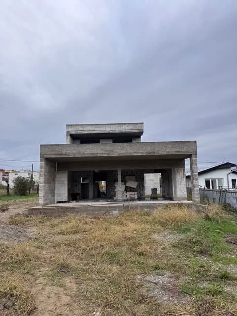 Moderná kancelária v minimalistickom štýle s elegantnými pracovnými stolmi a prírodnými materiálmi.