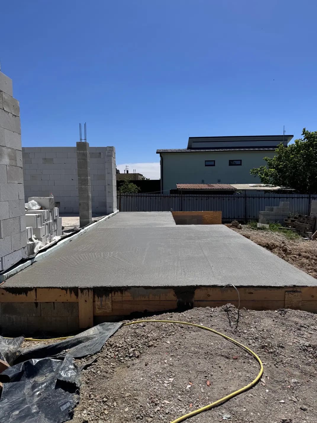 Moderná kancelária v minimalistickom štýle s elegantnými pracovnými stolmi a prírodnými materiálmi.