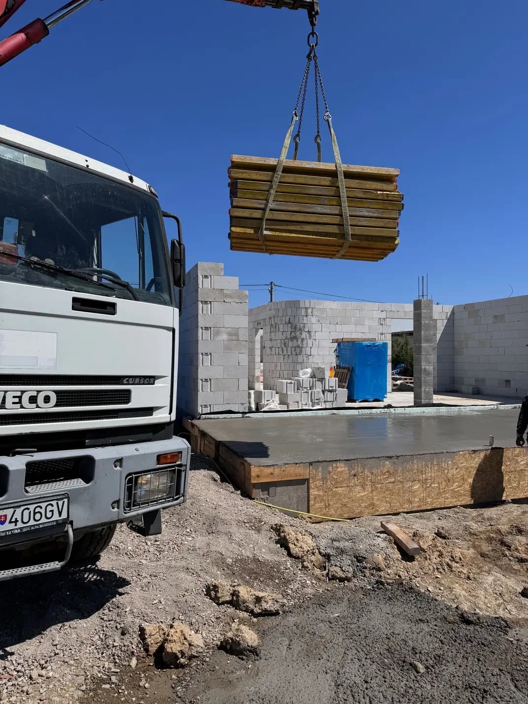 Moderná kancelária v minimalistickom štýle s elegantnými pracovnými stolmi a prírodnými materiálmi.