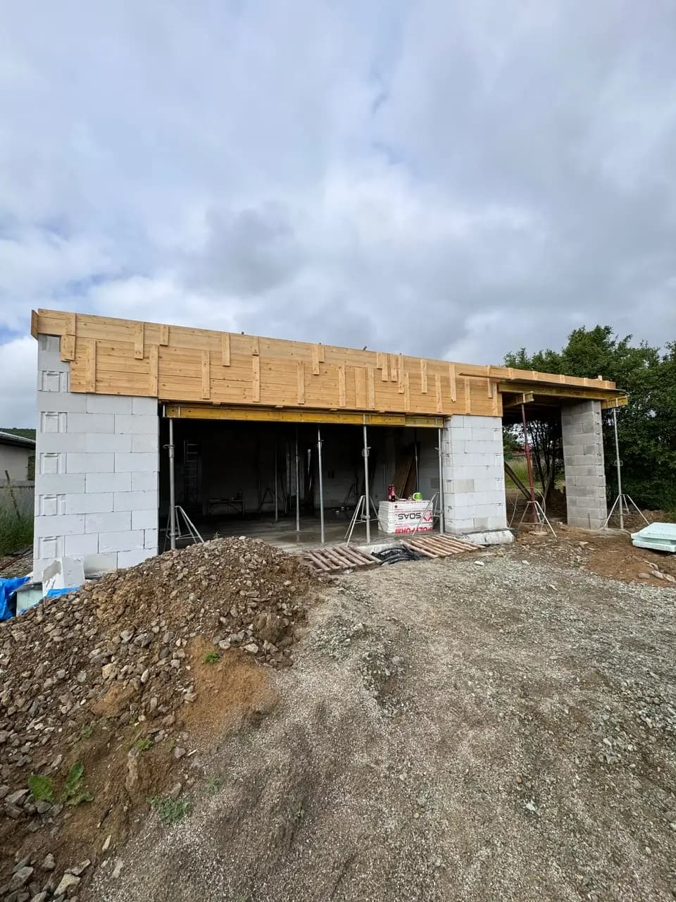 Moderná kancelária v minimalistickom štýle s elegantnými pracovnými stolmi a prírodnými materiálmi.