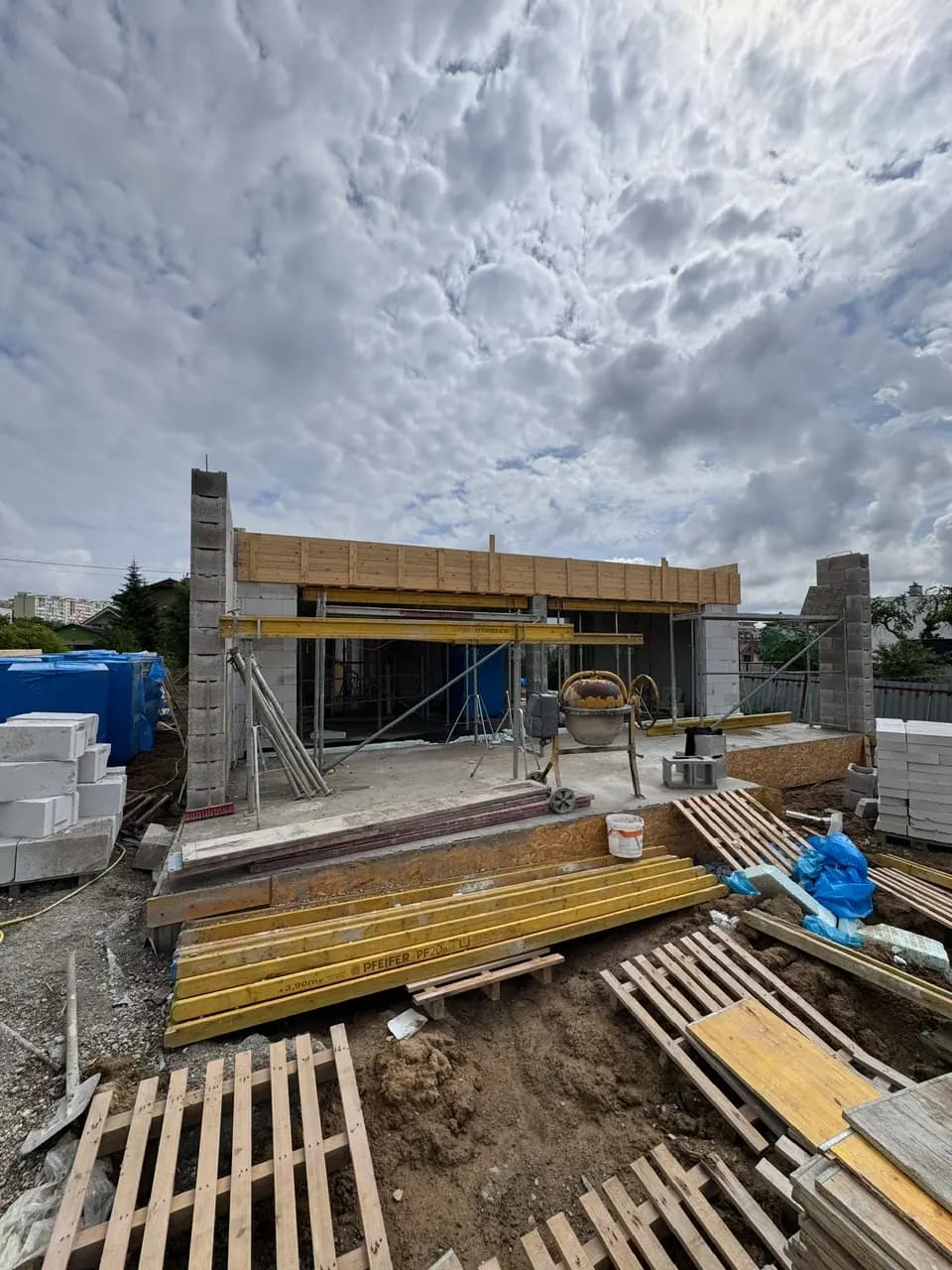 Moderná kancelária v minimalistickom štýle s elegantnými pracovnými stolmi a prírodnými materiálmi.