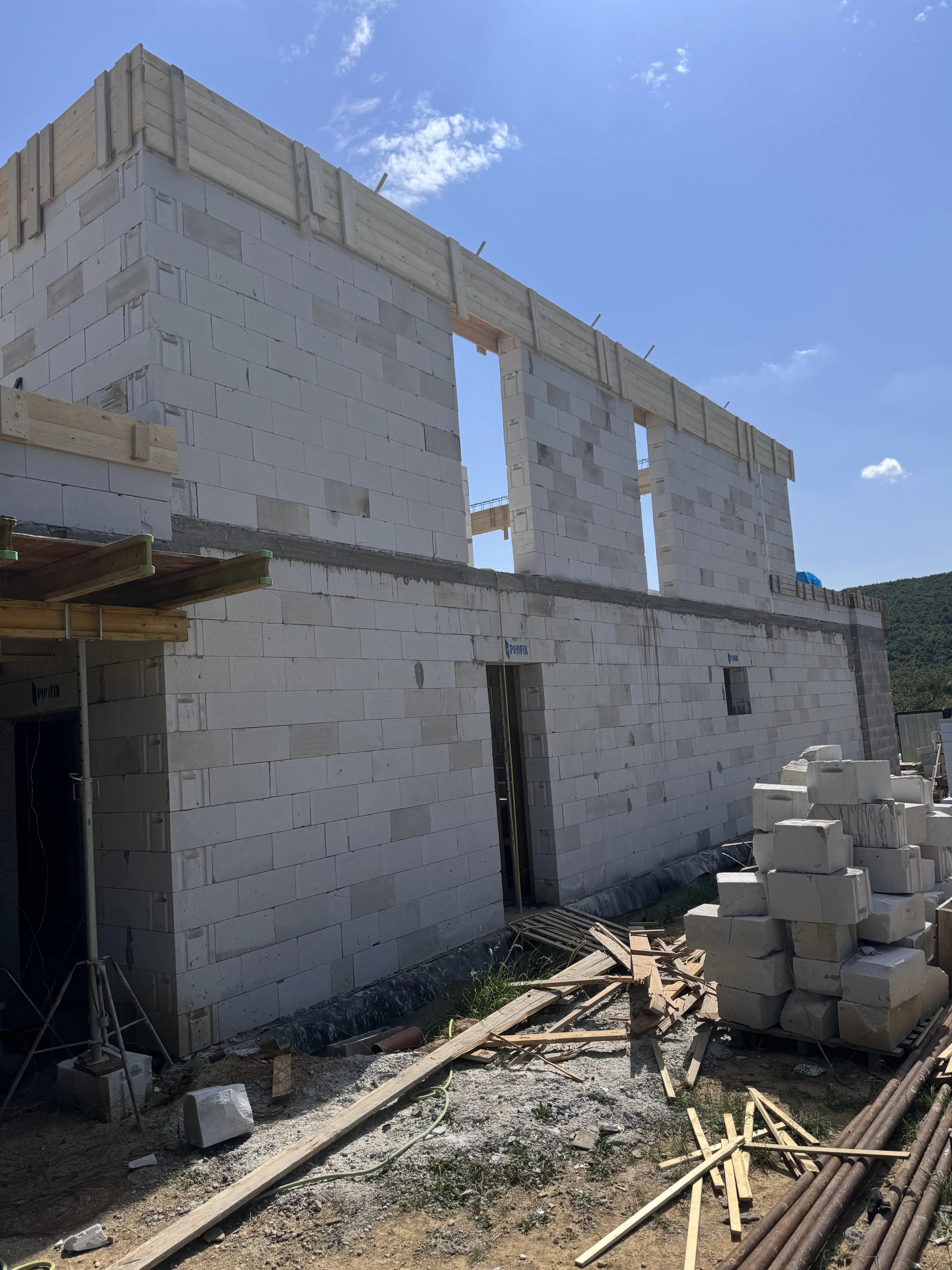 Moderná kancelária v minimalistickom štýle s elegantnými pracovnými stolmi a prírodnými materiálmi.