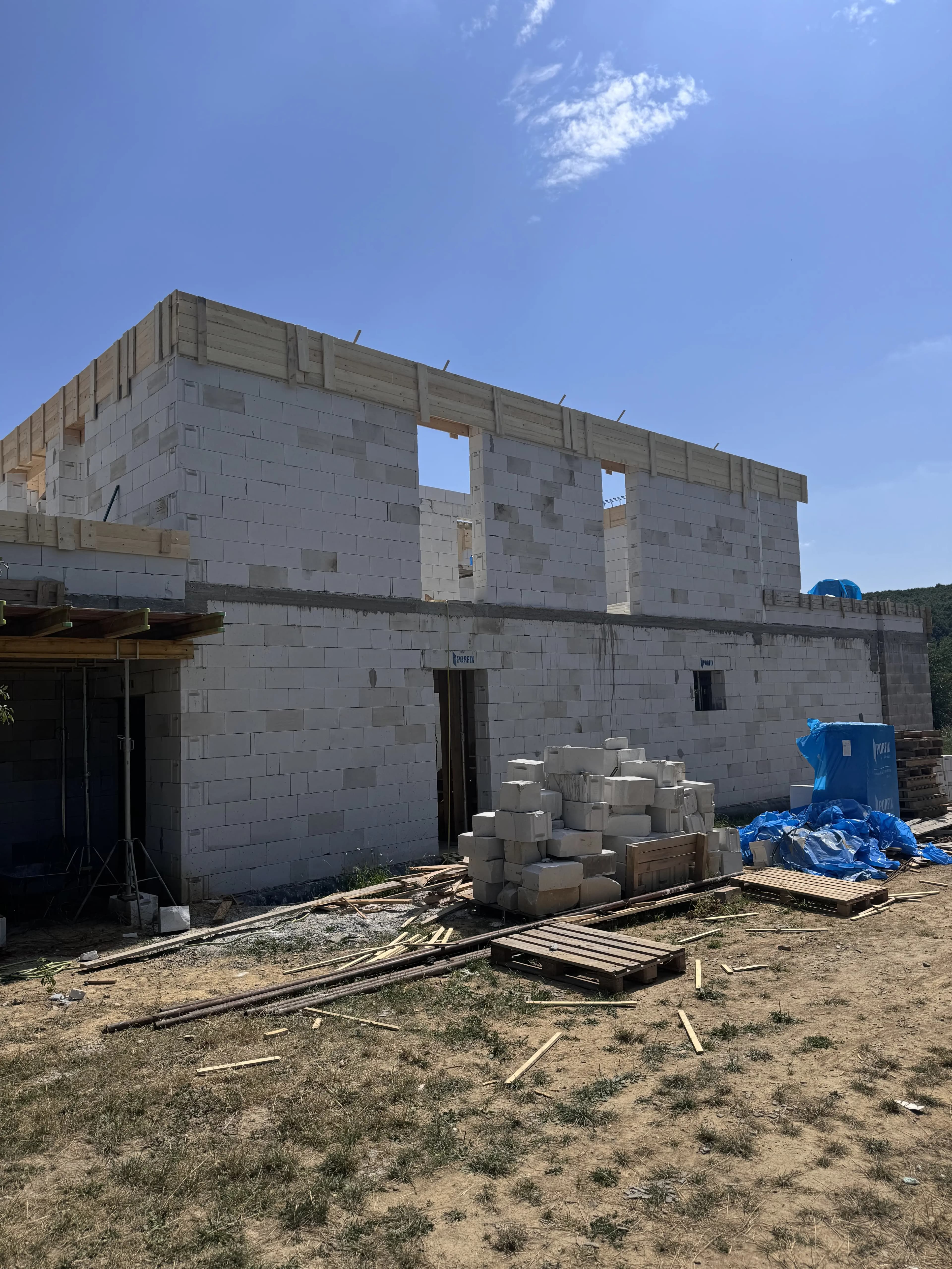 Moderná kancelária v minimalistickom štýle s elegantnými pracovnými stolmi a prírodnými materiálmi.