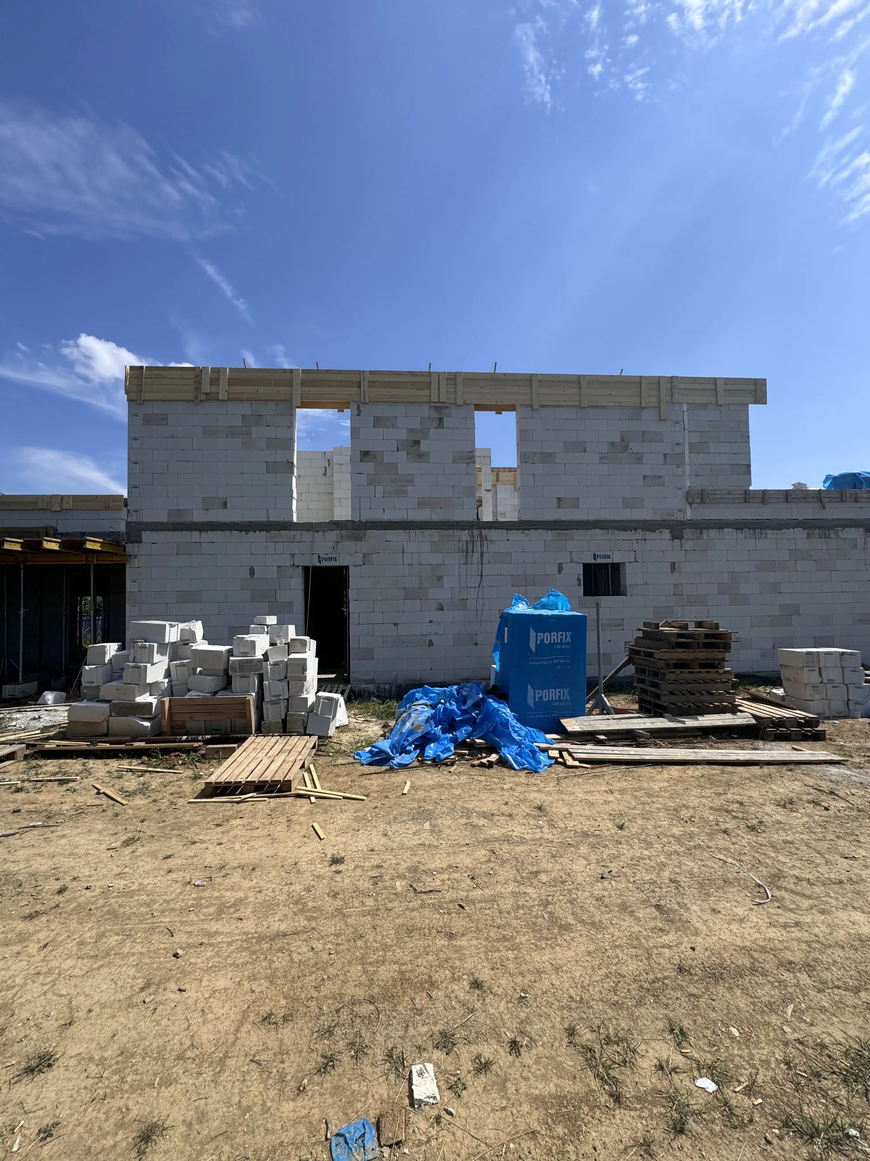 Moderná kancelária v minimalistickom štýle s elegantnými pracovnými stolmi a prírodnými materiálmi.