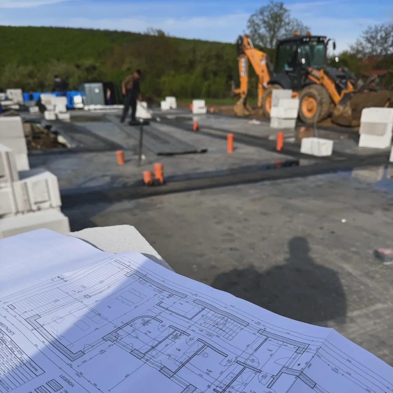 Moderná kancelária v minimalistickom štýle s elegantnými pracovnými stolmi a prírodnými materiálmi.