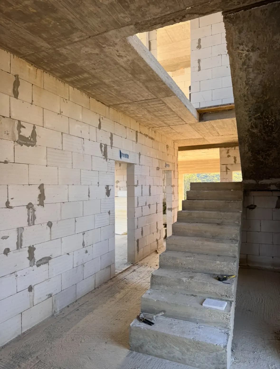 Moderná kancelária v minimalistickom štýle s elegantnými pracovnými stolmi a prírodnými materiálmi.