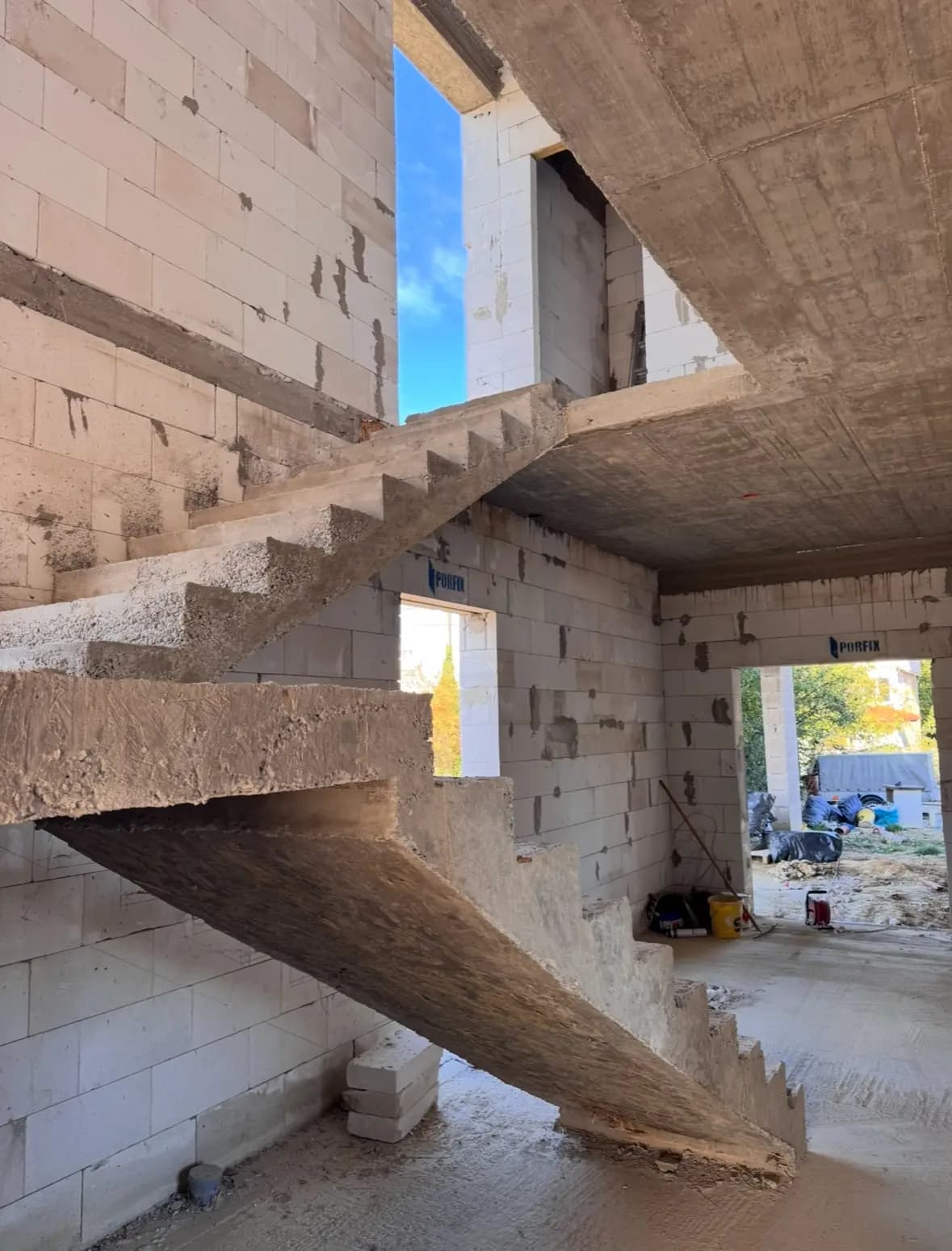 Moderná kancelária v minimalistickom štýle s elegantnými pracovnými stolmi a prírodnými materiálmi.